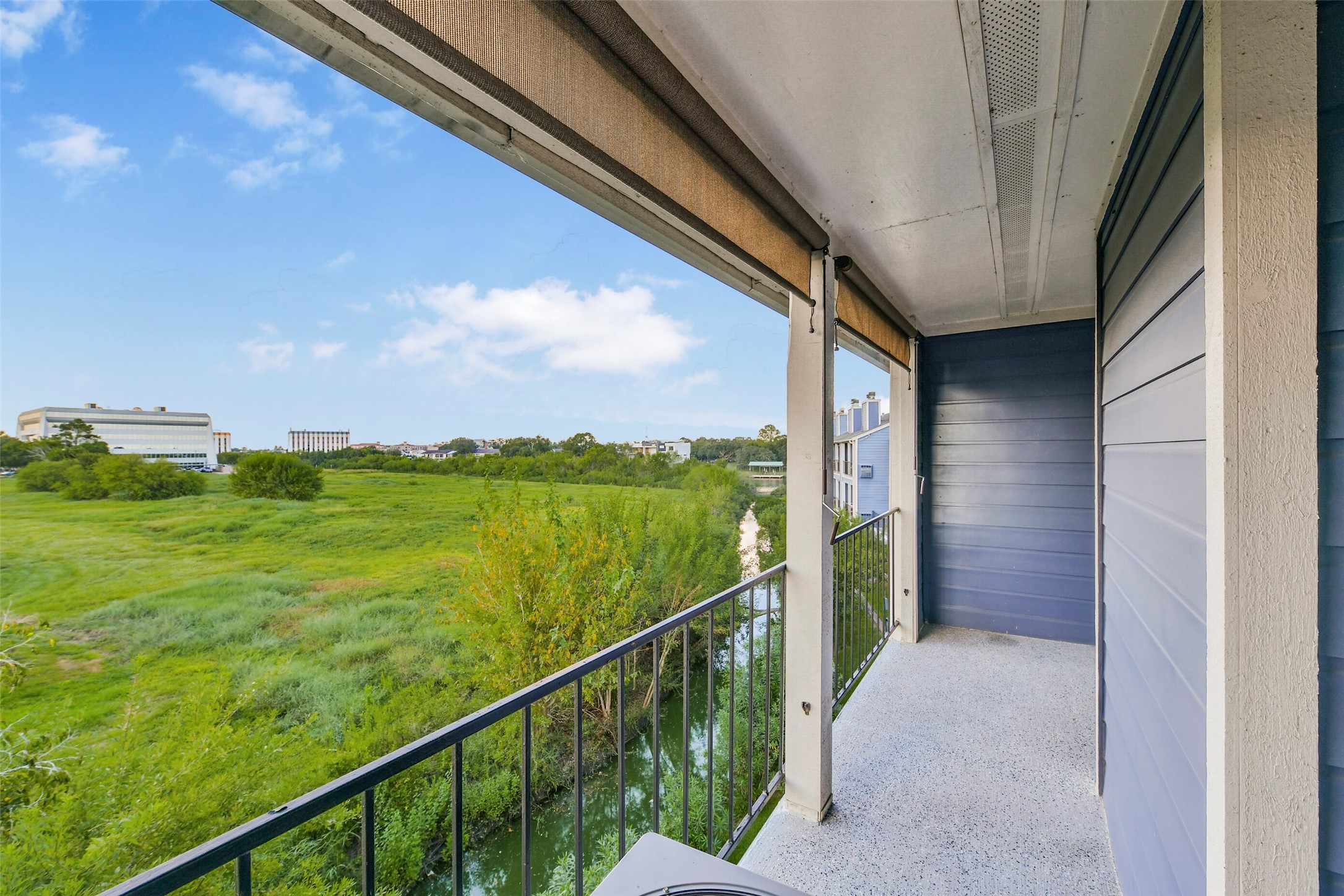 Private Balcony lake + river views! Private Balcony lake + river views!