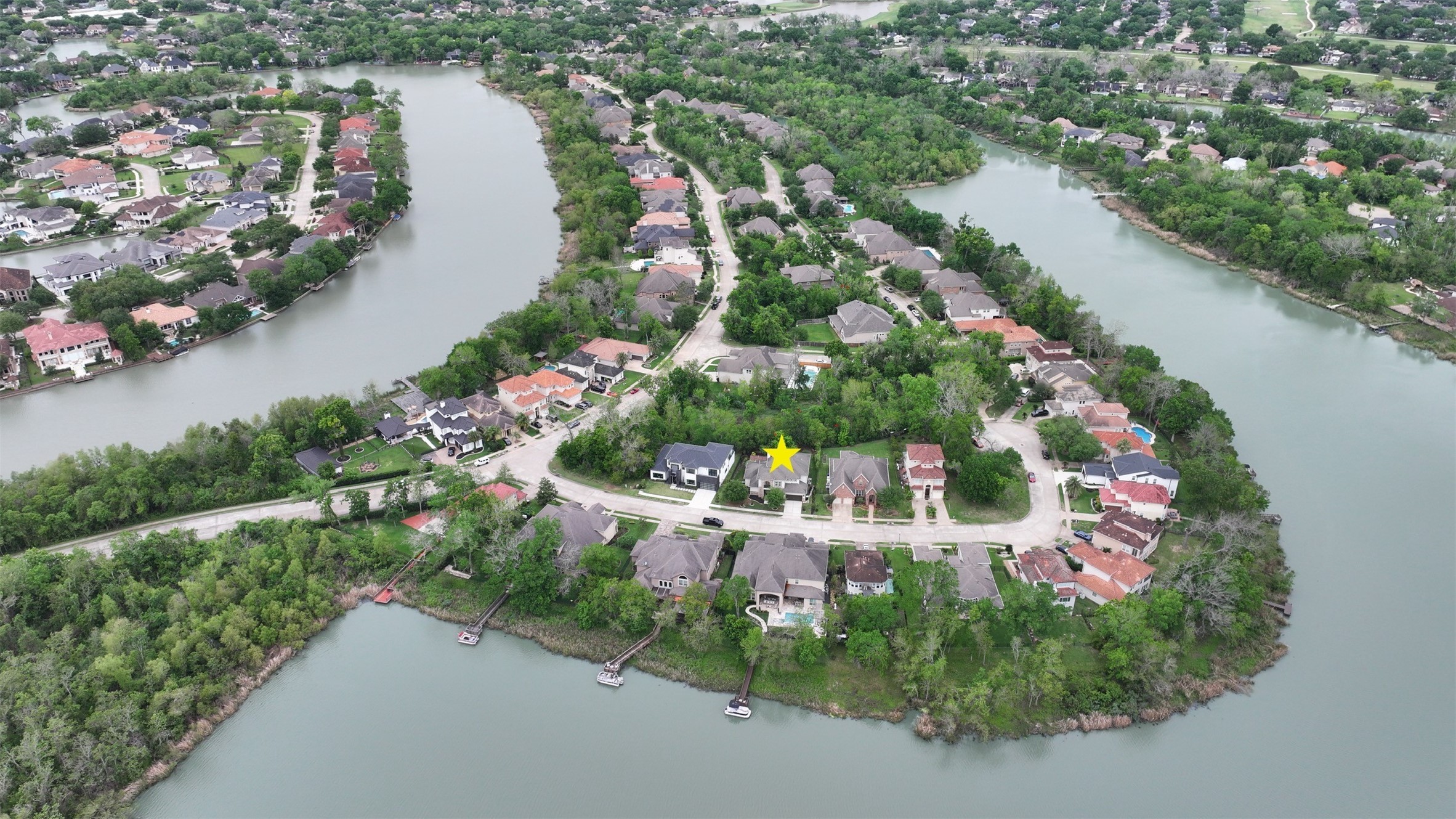A private community with few homes. No flooding.