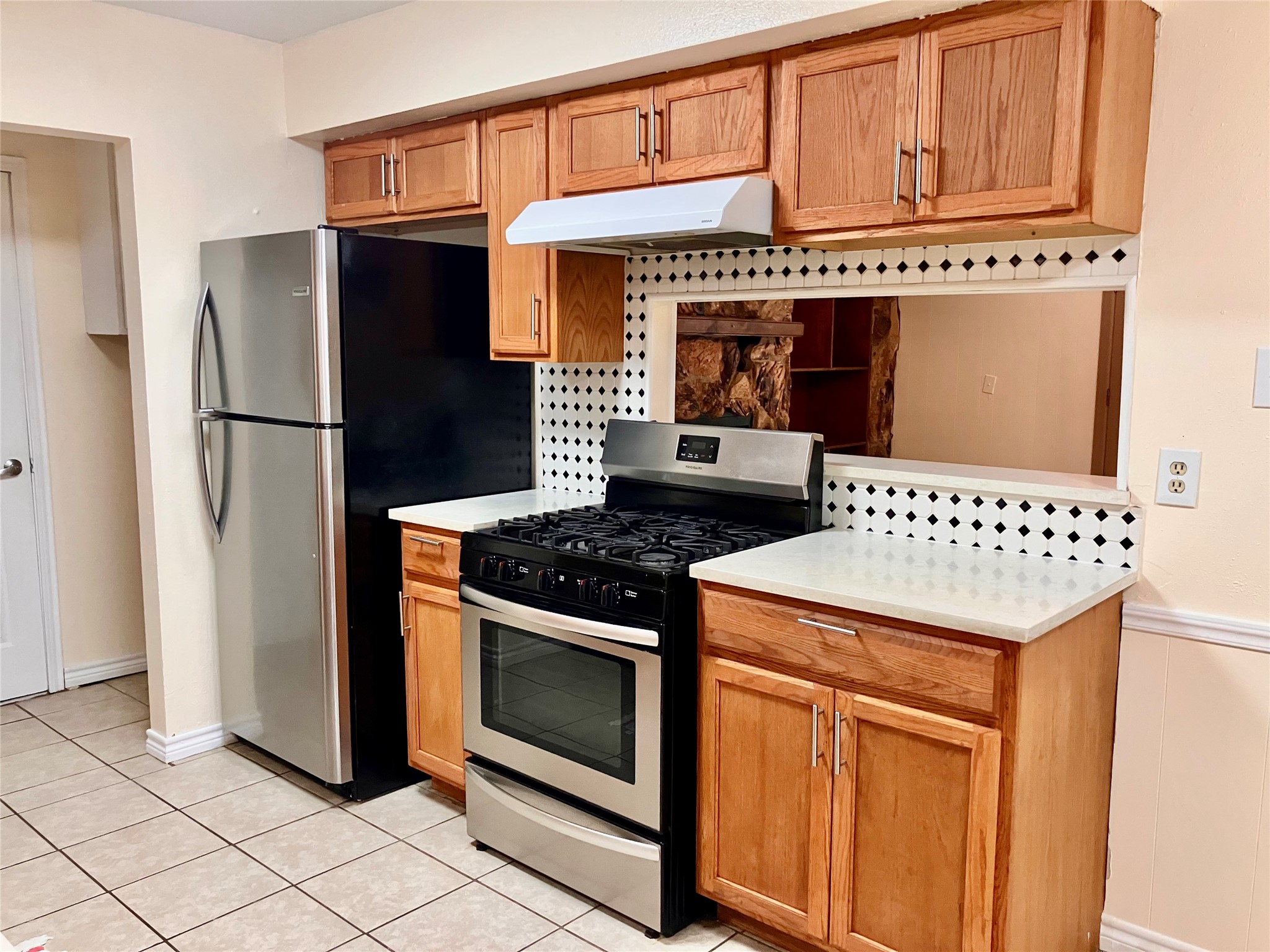 Stove and refrigerator stay