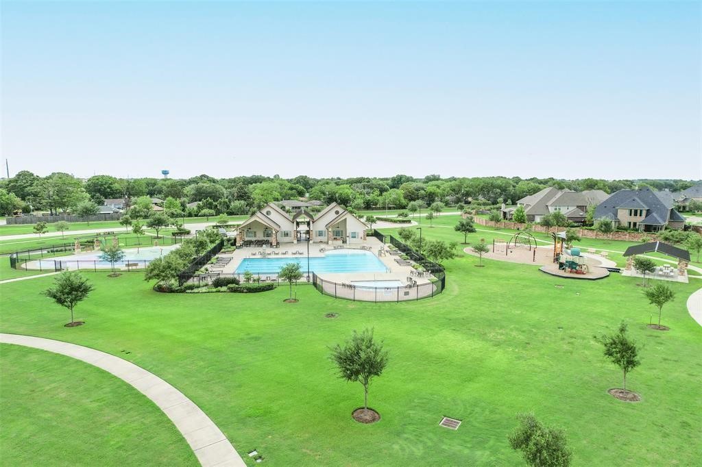 Enjoy fantastic neighborhood amenities, including scenic walking trails, a community pool, clubhouse, splash pad, park, and picnic areaperfect for enjoying the outdoors and spending time with family and friends.