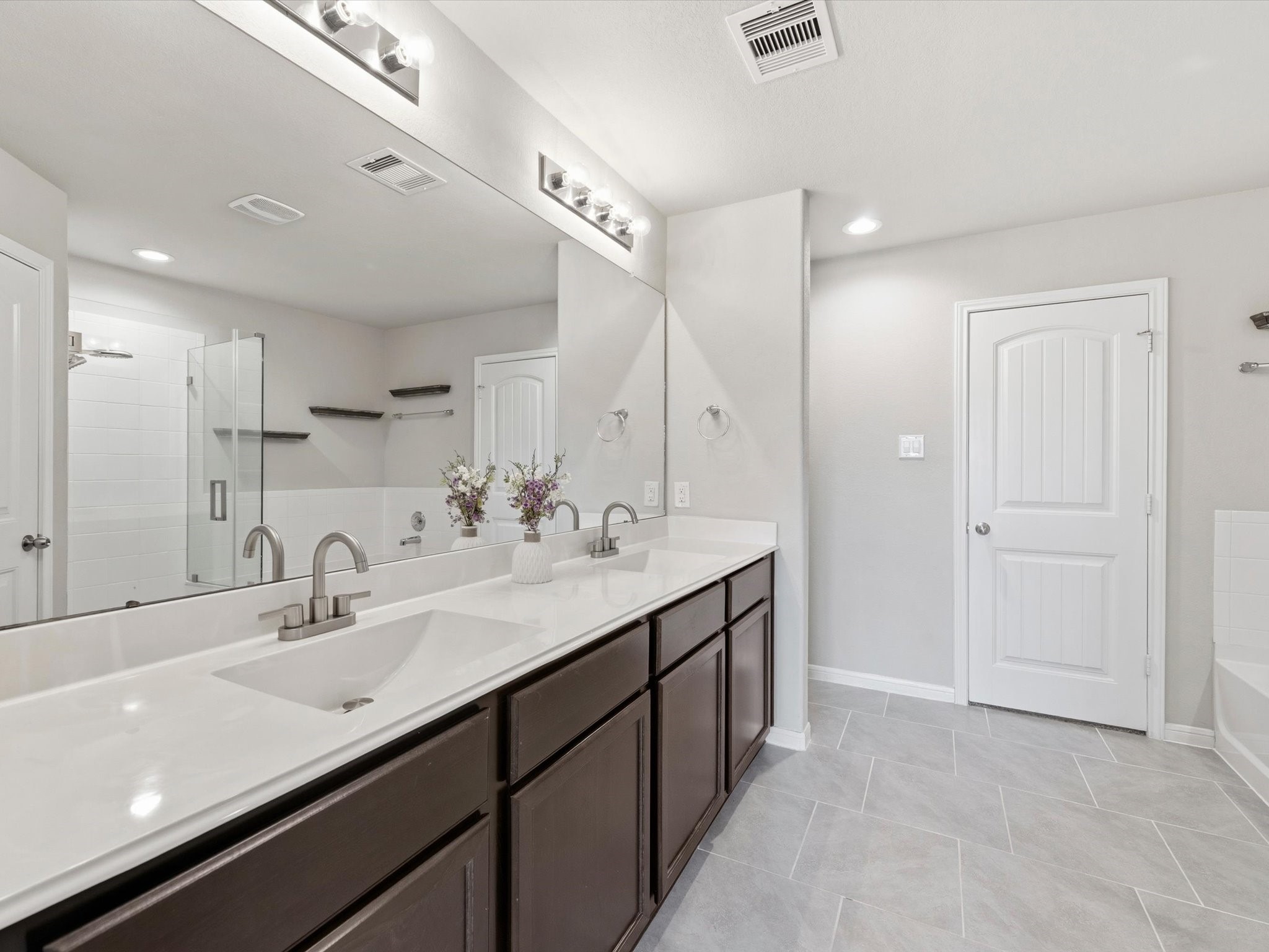 Spacious Primary bath. Double sinks and plenty of counter space. (VS)