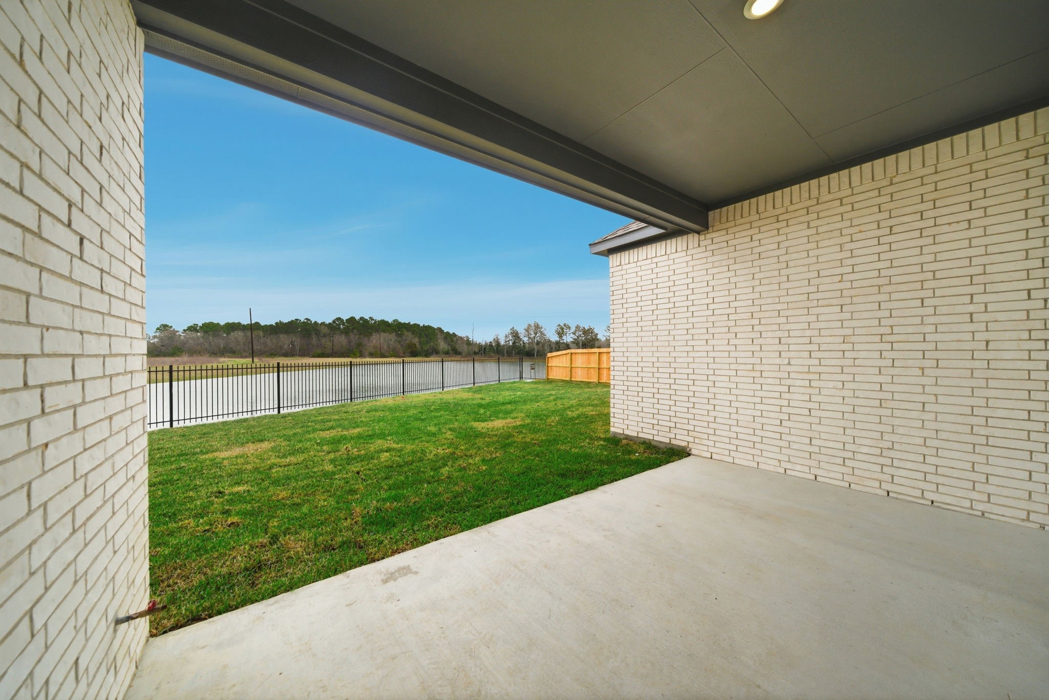 101 Lake Woodshore Court, Clute, TX 77531