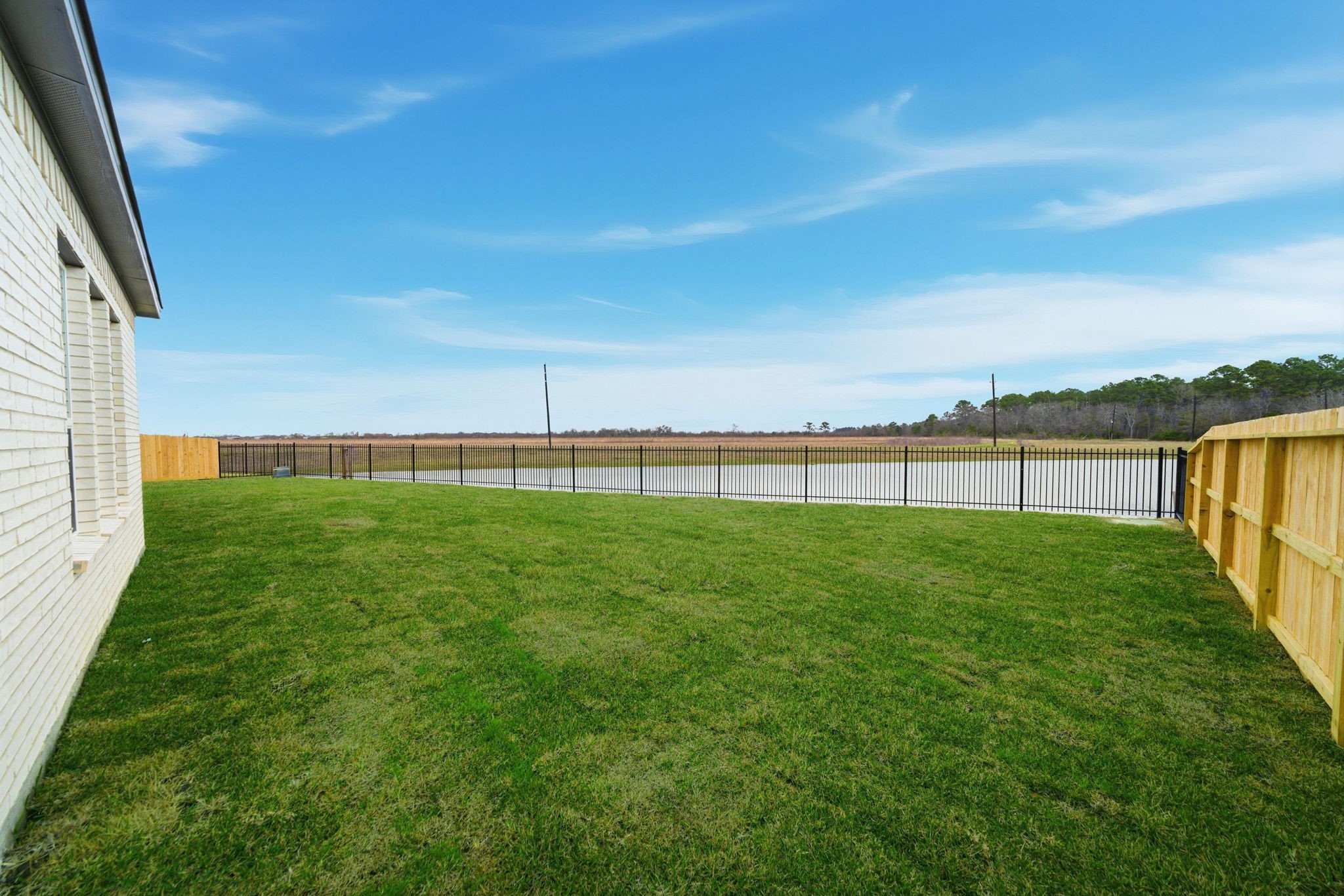 101 Lake Woodshore Court, Clute, TX 77531