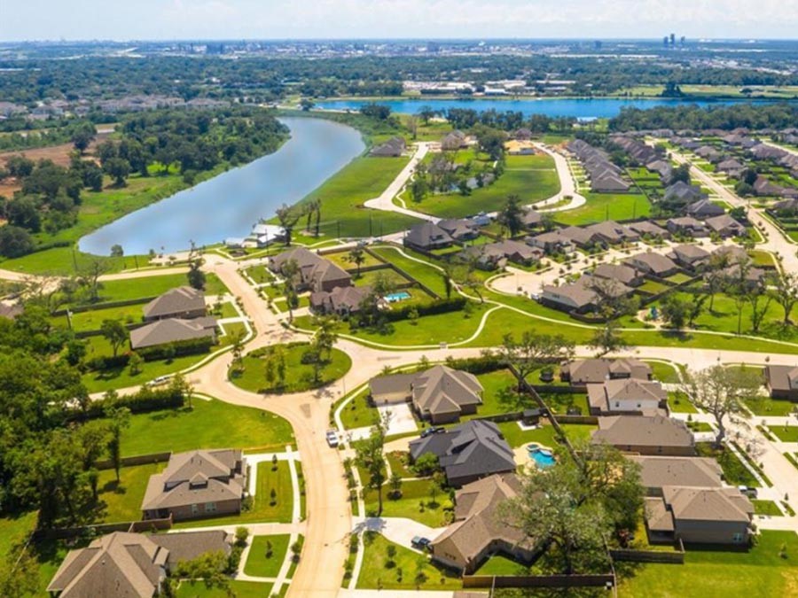 101 Lake Woodshore Court, Clute, TX 77531