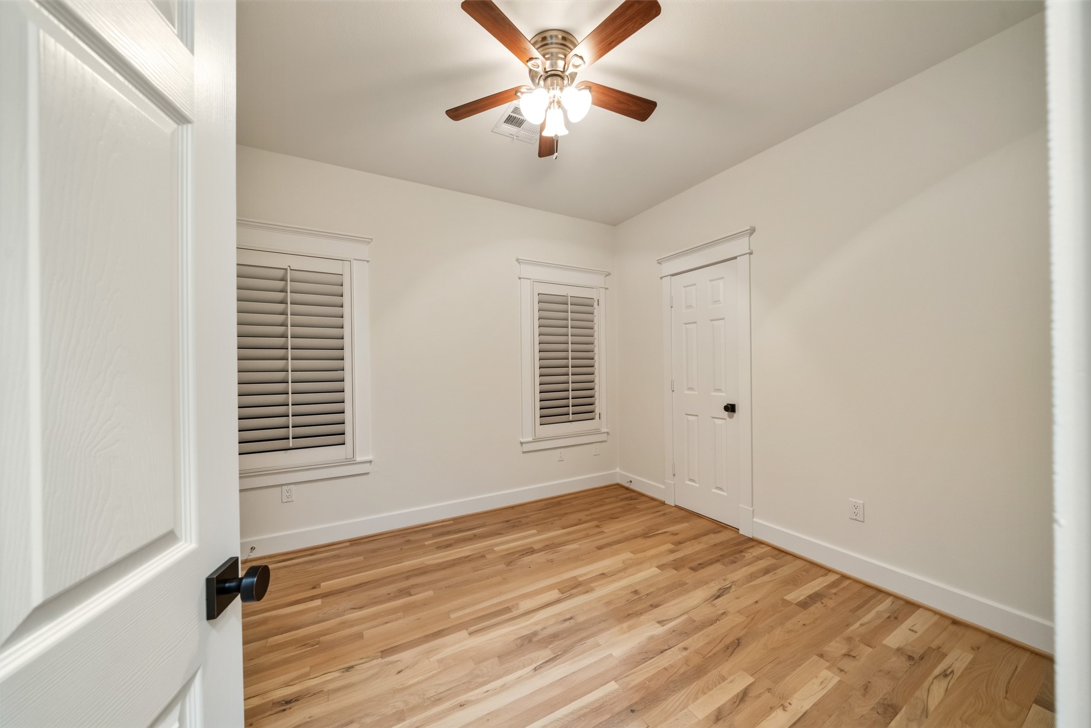 A bright and versatile bedroom ideal for family, guests, or personal use.