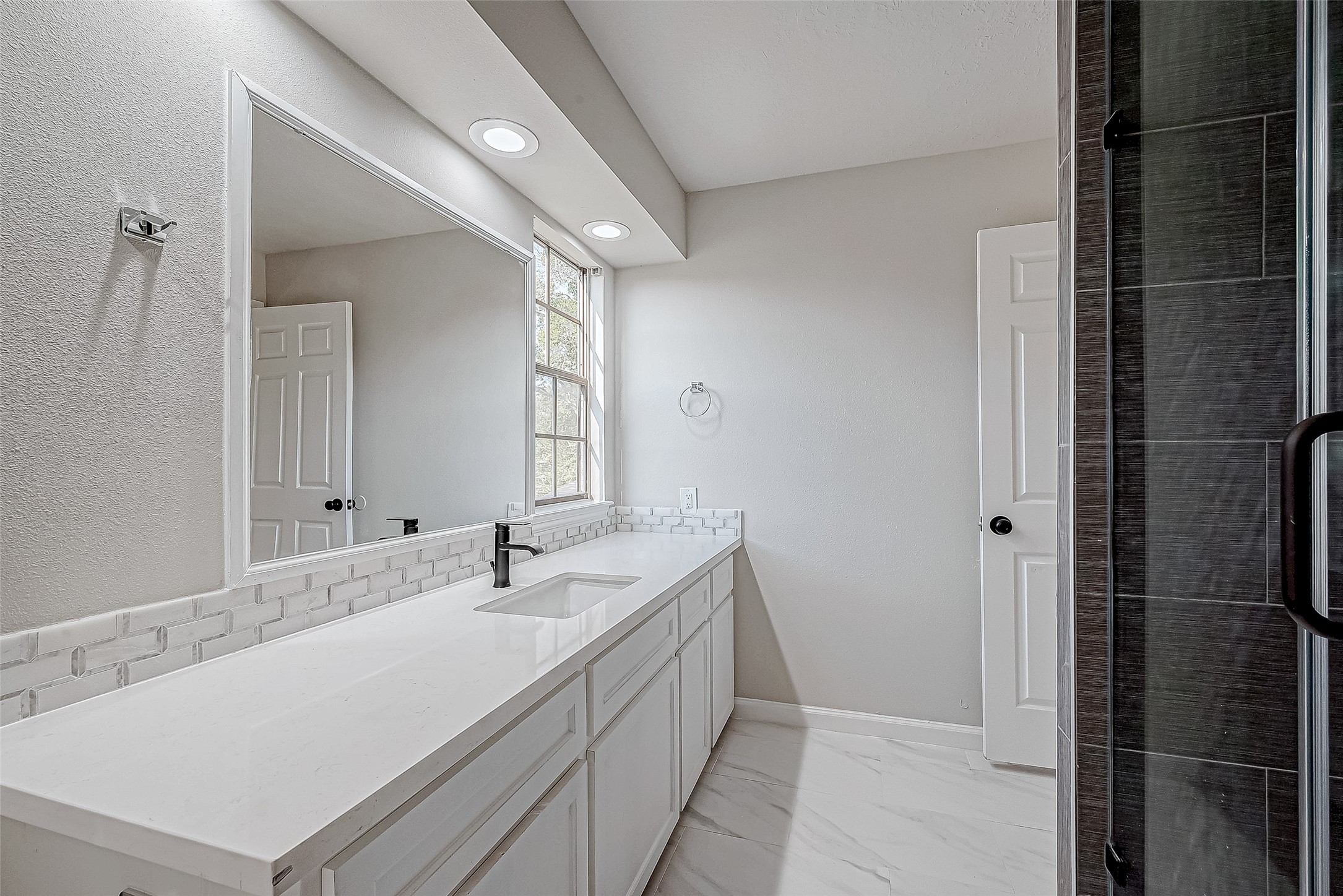 Another picture of the bathroom.
