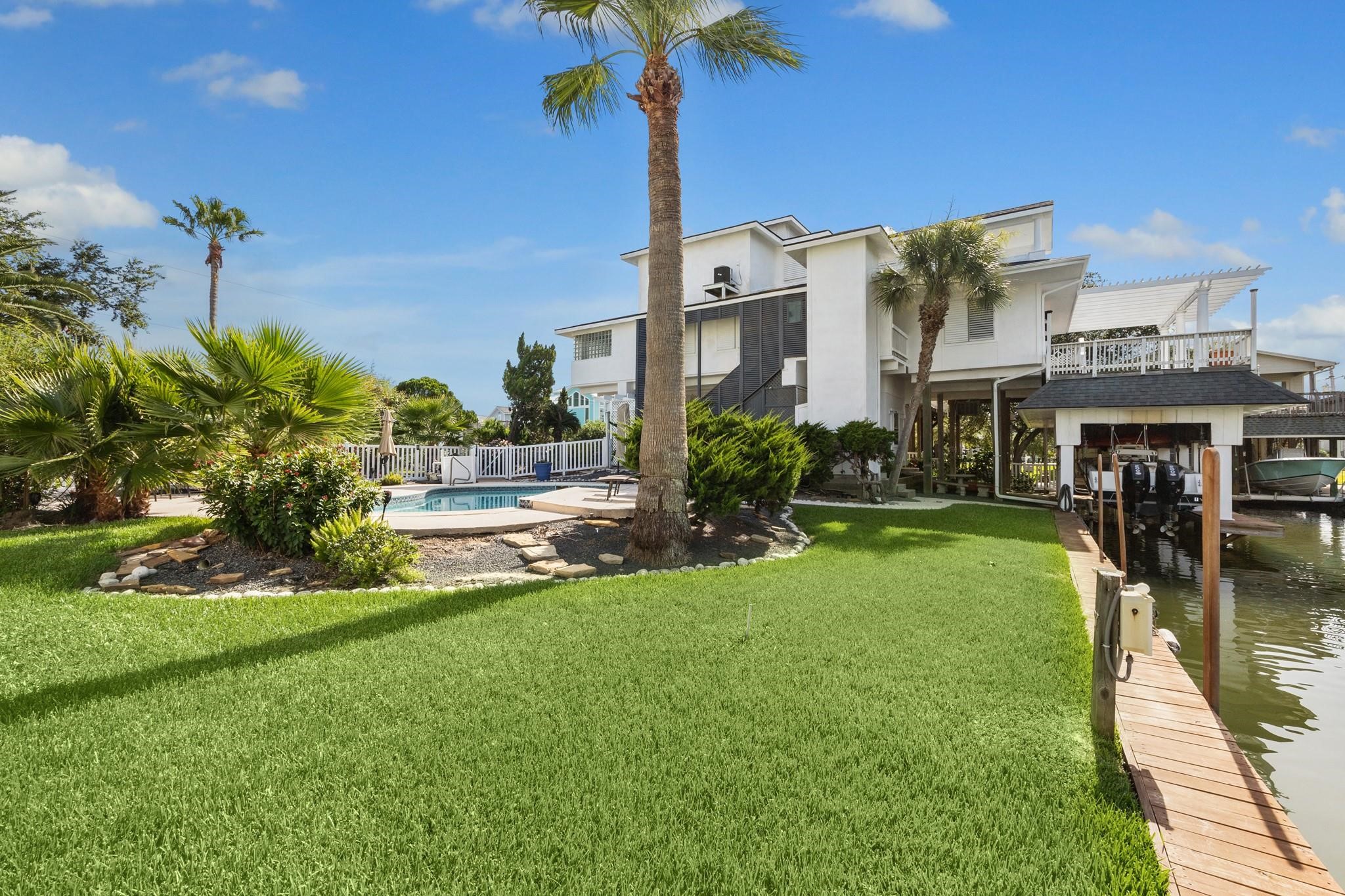 1330 Coral Way, Tiki Island, TX 77554