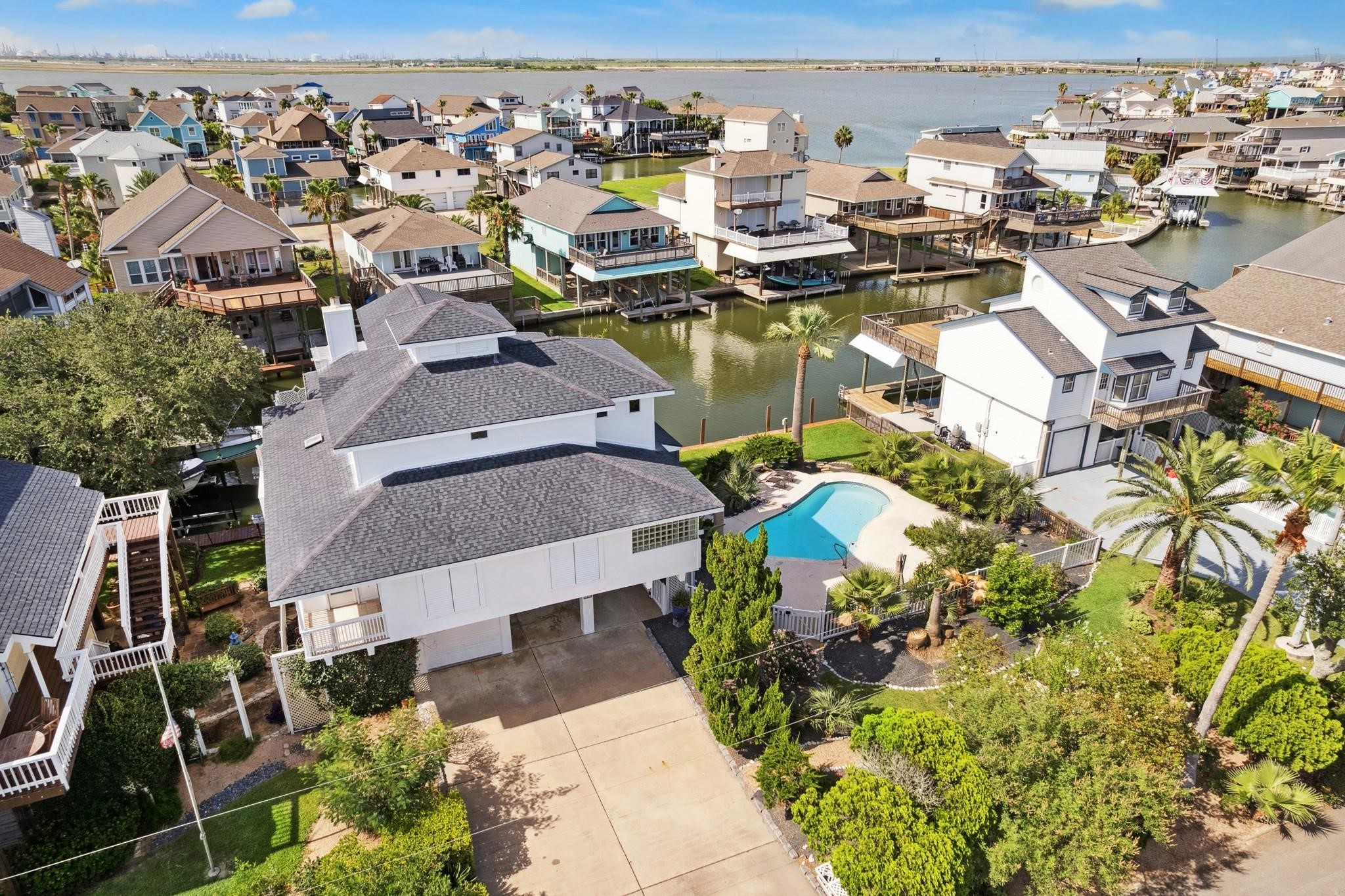 1330 Coral Way, Tiki Island, TX 77554