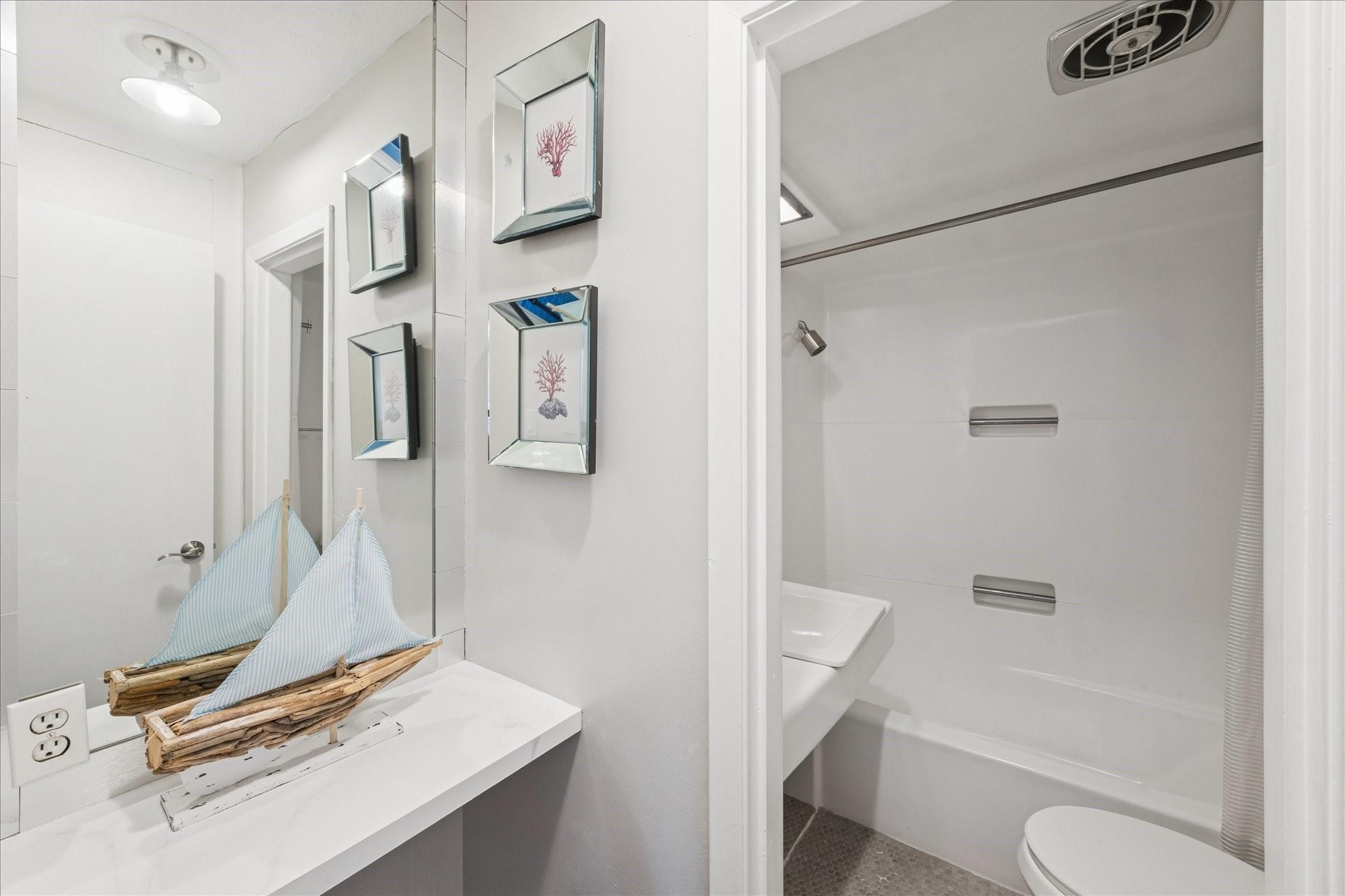 Bath bedroom 4 & 3
