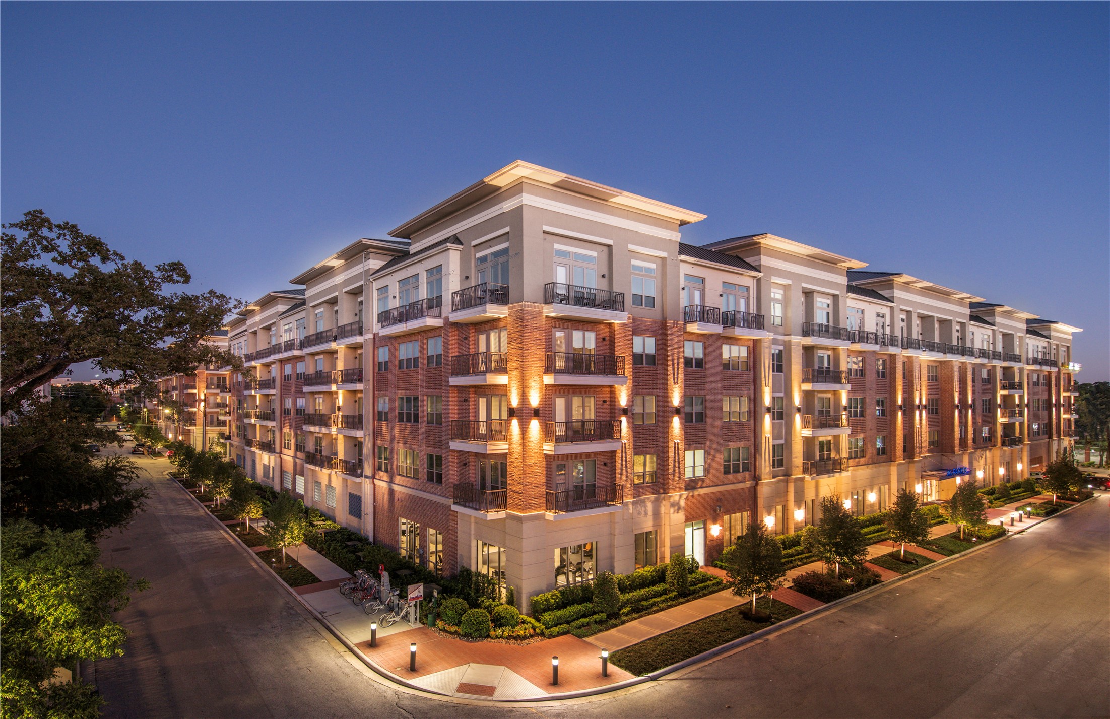 Located on tree lined residential streets just 8 minutes to Downtown! Central location to all of Houston's business districts