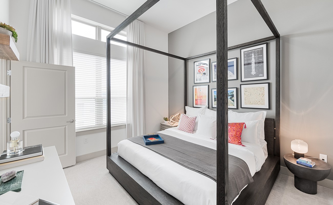 Your own private escape awaits. Tall windows bring in beautiful daylight, while the generous ceiling height creates an airy, restful atmosphere. Imagine slow weekend mornings, luxurious bedding and a bedroom designed entirely around your comfort. *Pictures are from a similar unit, finishes and distribution may change.