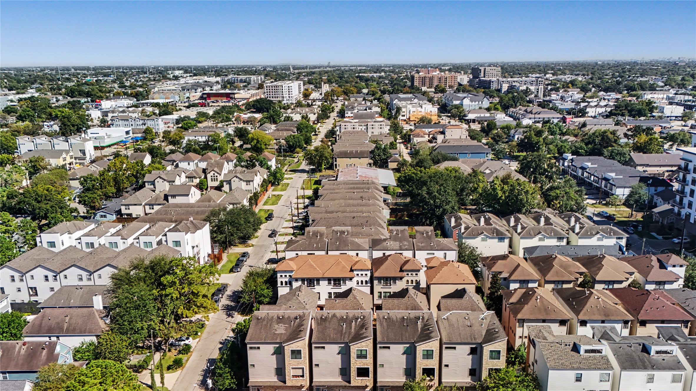 This home provides easy access to 610 North Loop, I-10 and 290. Easy 10 minutes to downtown, 15 minutes to the Medical Center and the Energy Corridor.
