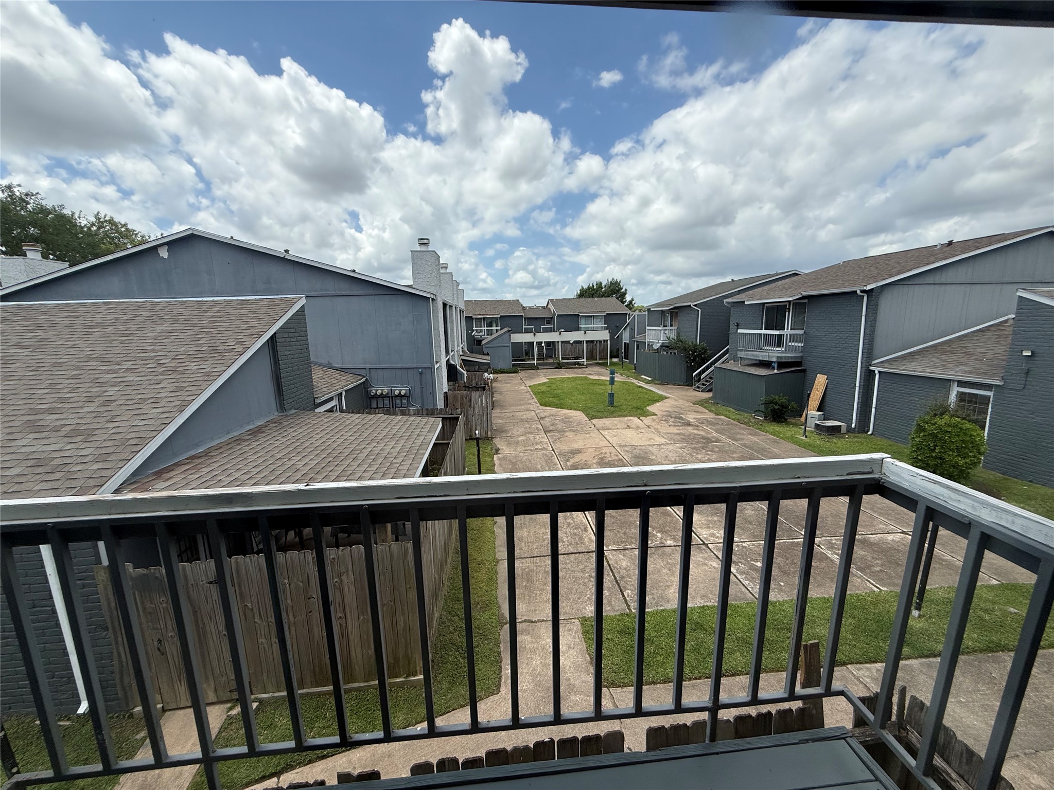 Balcony with nice view of the courtyard.