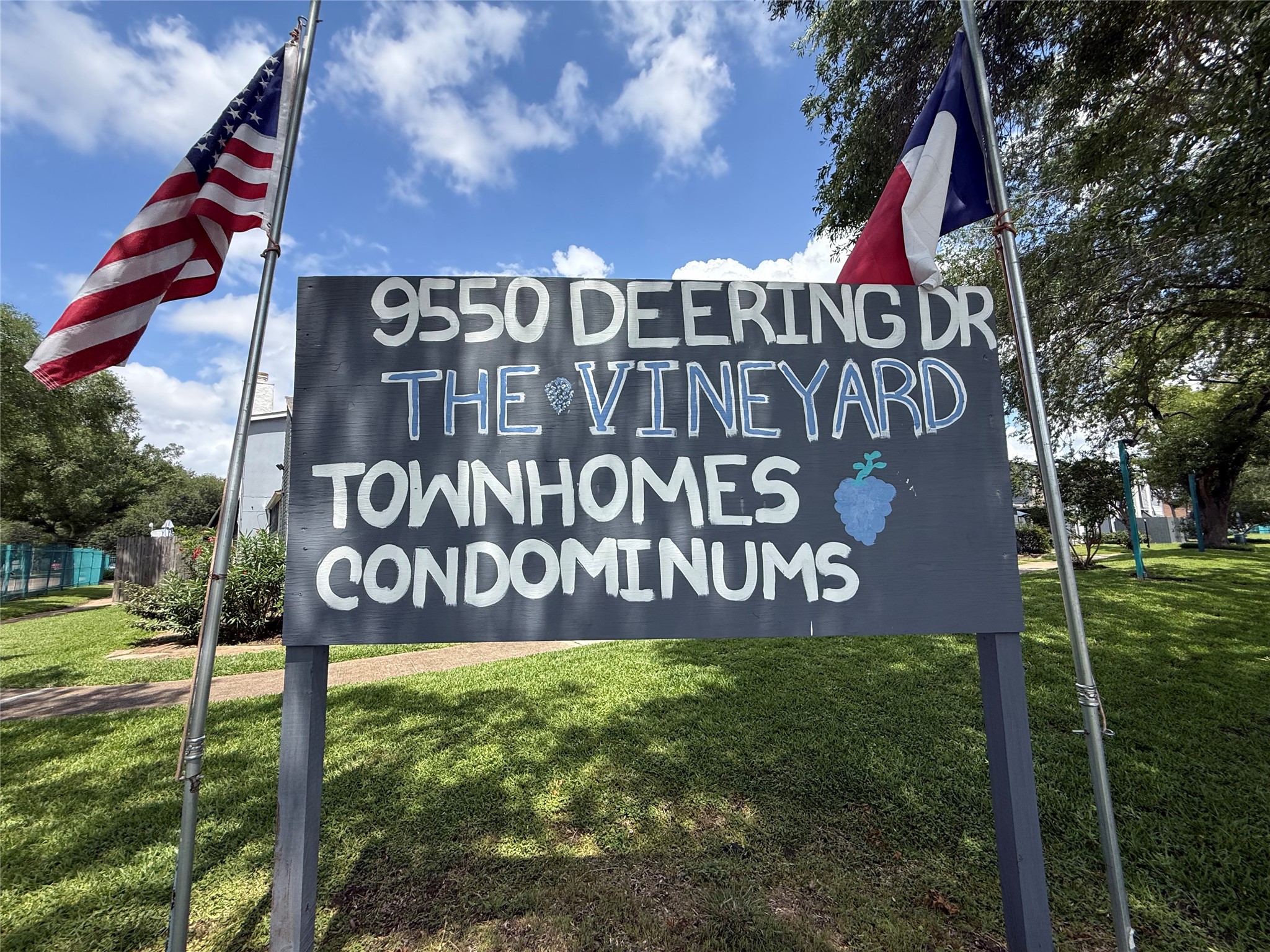 Condo is located in the gated complex of The Vineyard Townhomes with convenient access to the Sam Houston Tollway.