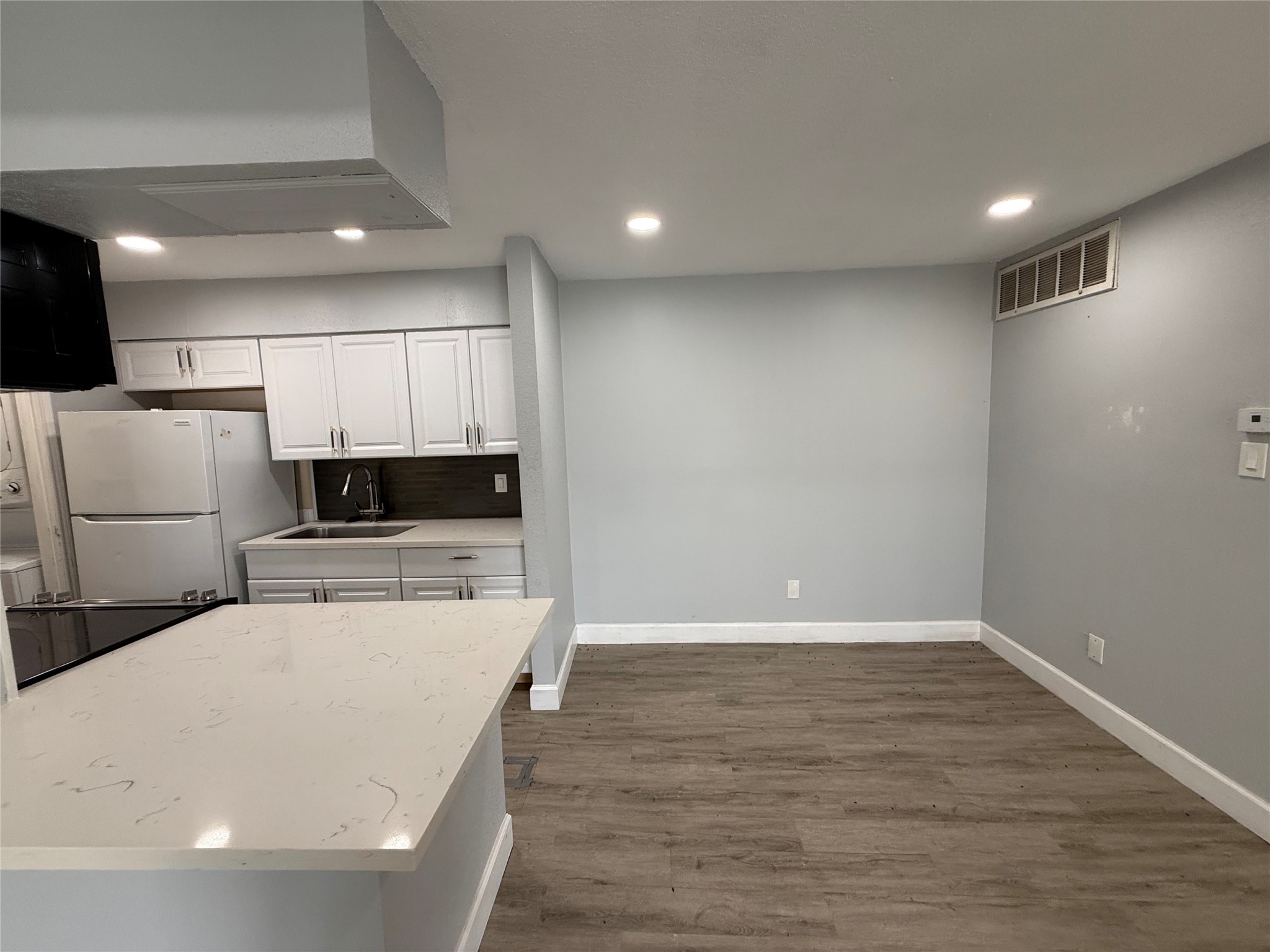 This 1 bed/2 bath open concept floor plan features breakfast bar and dining area that can also be used as a home office space.