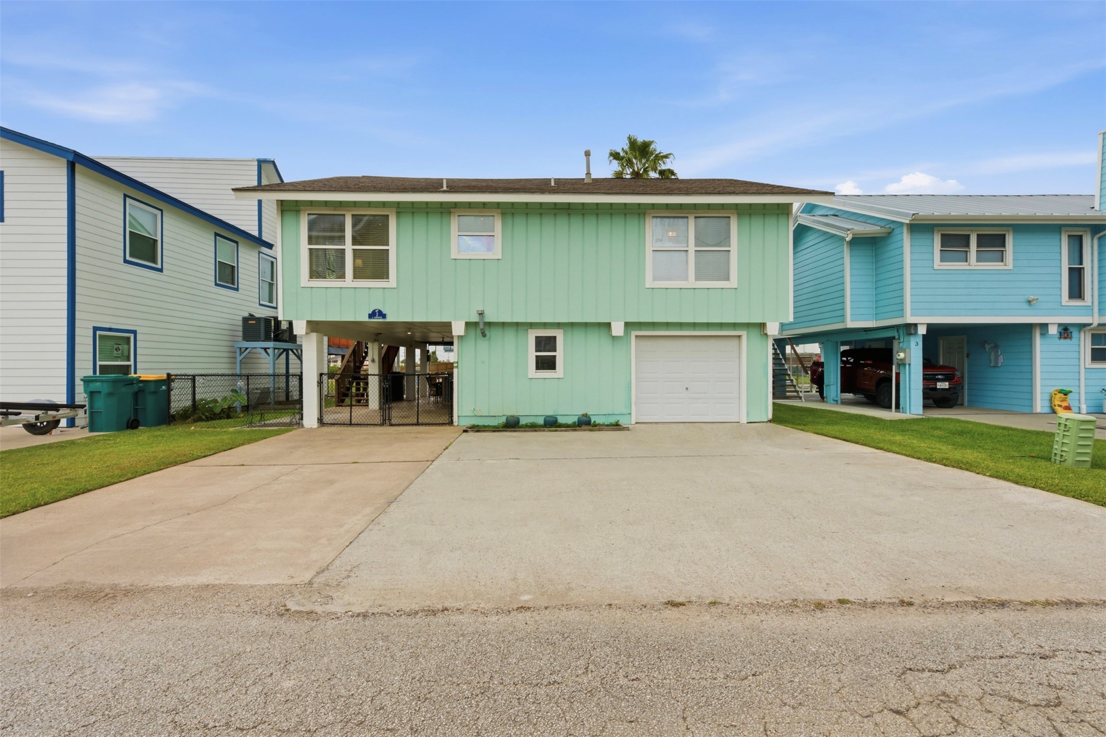 Plenty of parking space and a garage to keep your tools!