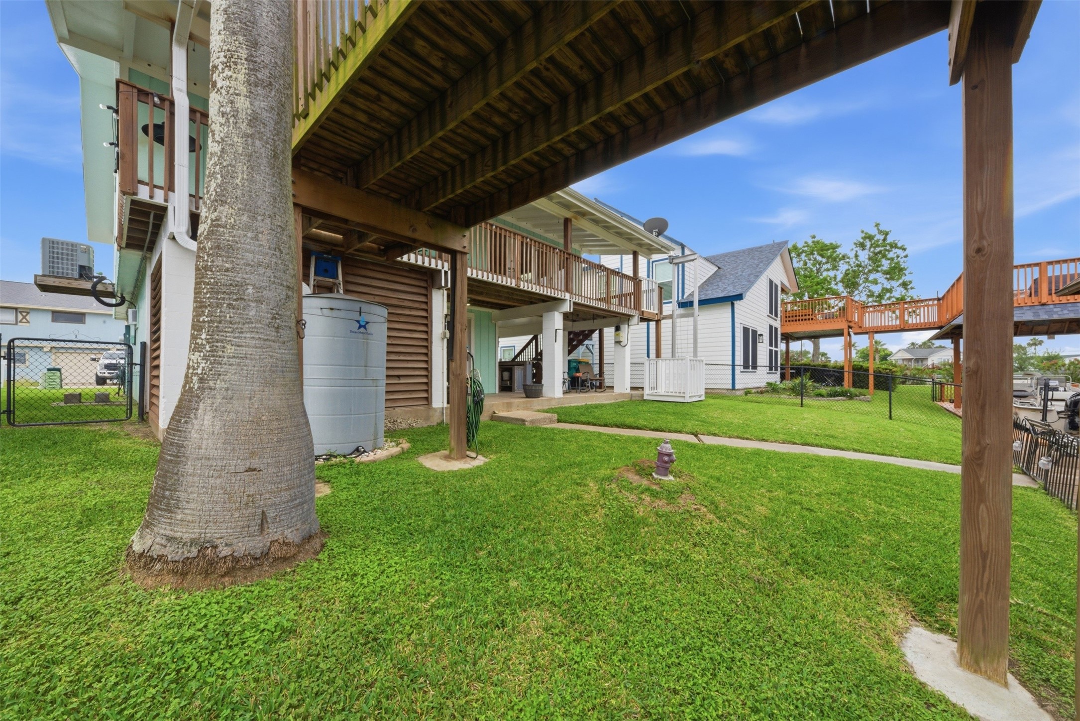 Enjoy a rainwater collection station and a fully functional lift so you don't have to worry about carrying those groceries upstairs!