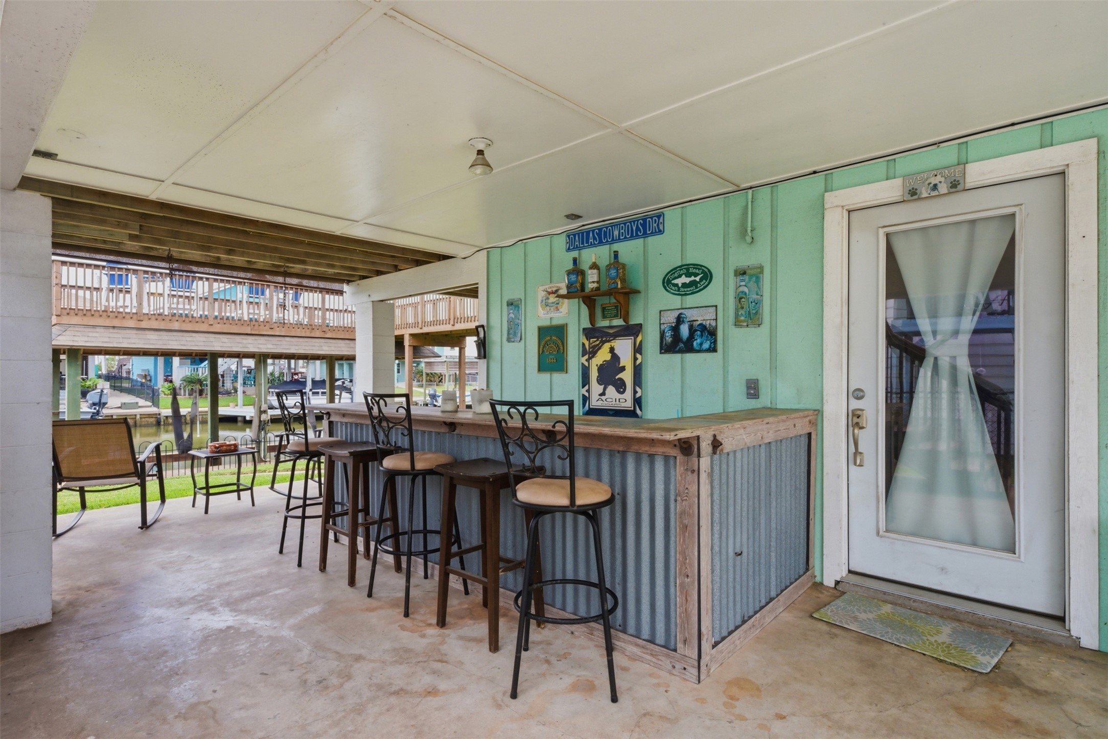 Entertain guests with your personal bar overlooking the canal!