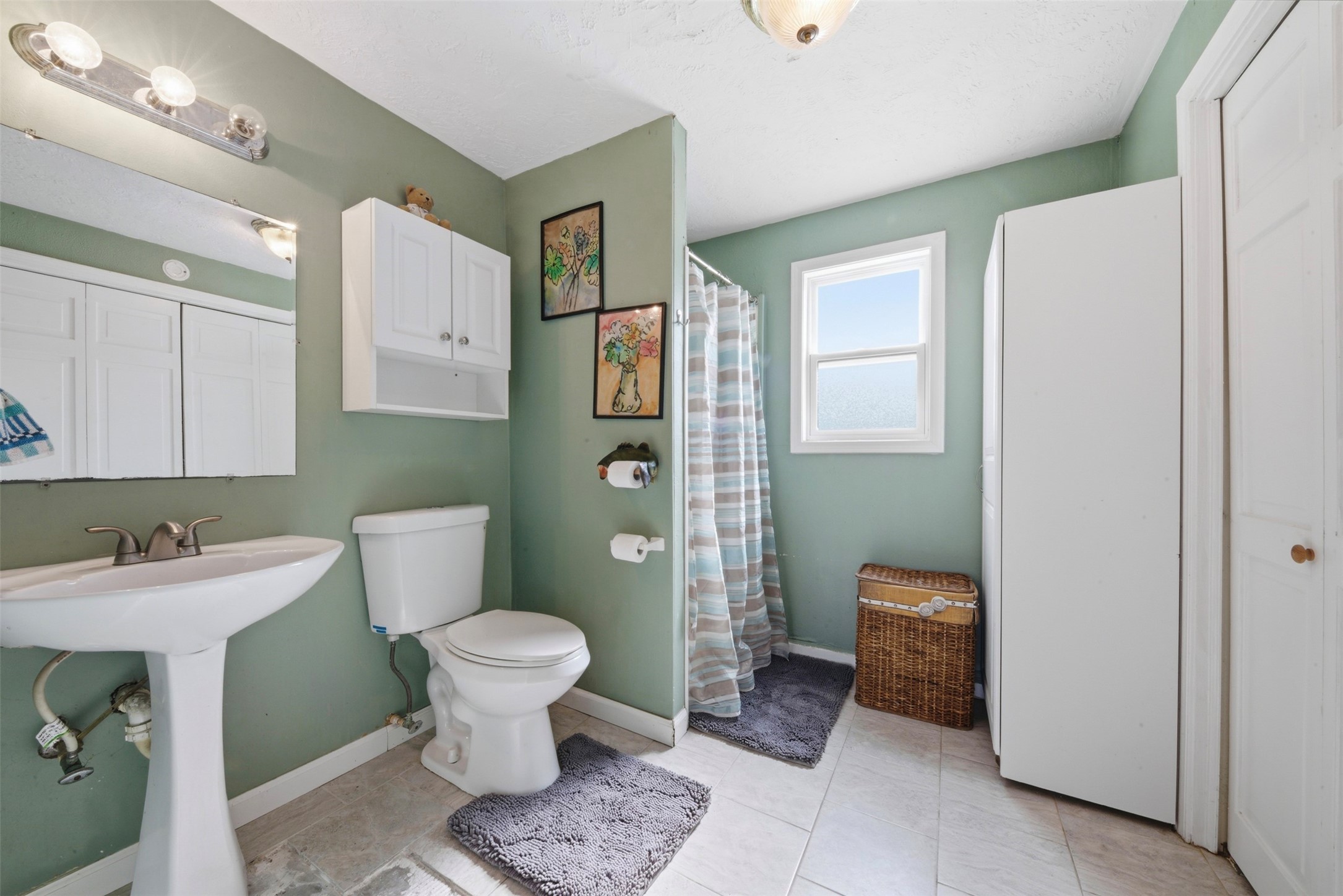 1st level bath connected to utility room!