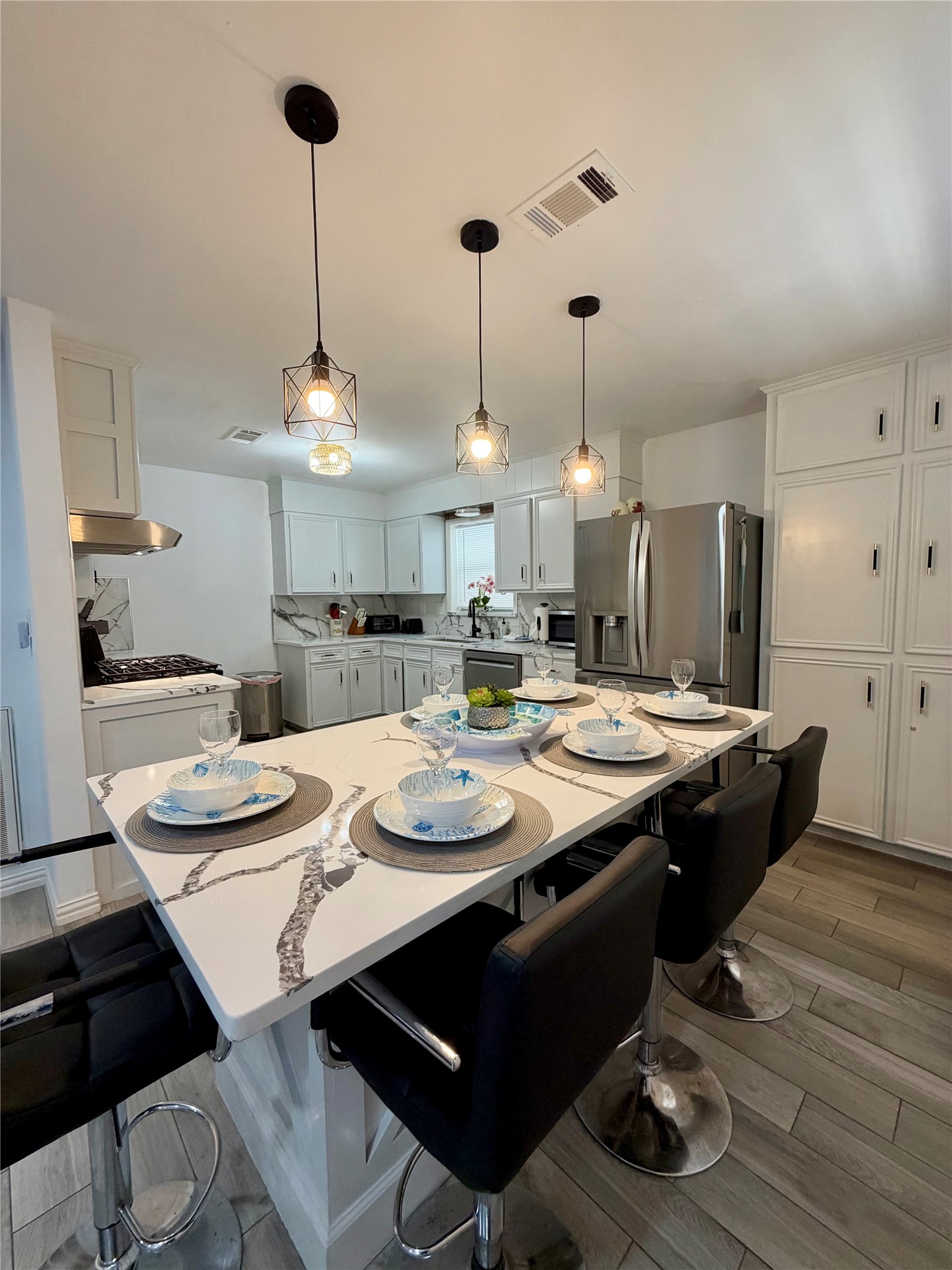 Convenient built-in dining, ready for the holidays!