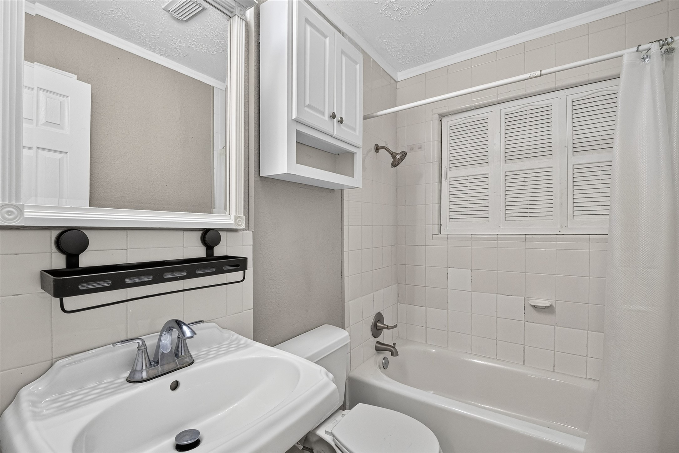 Full bathroom located in the hallway between bedroom two & bedroom three