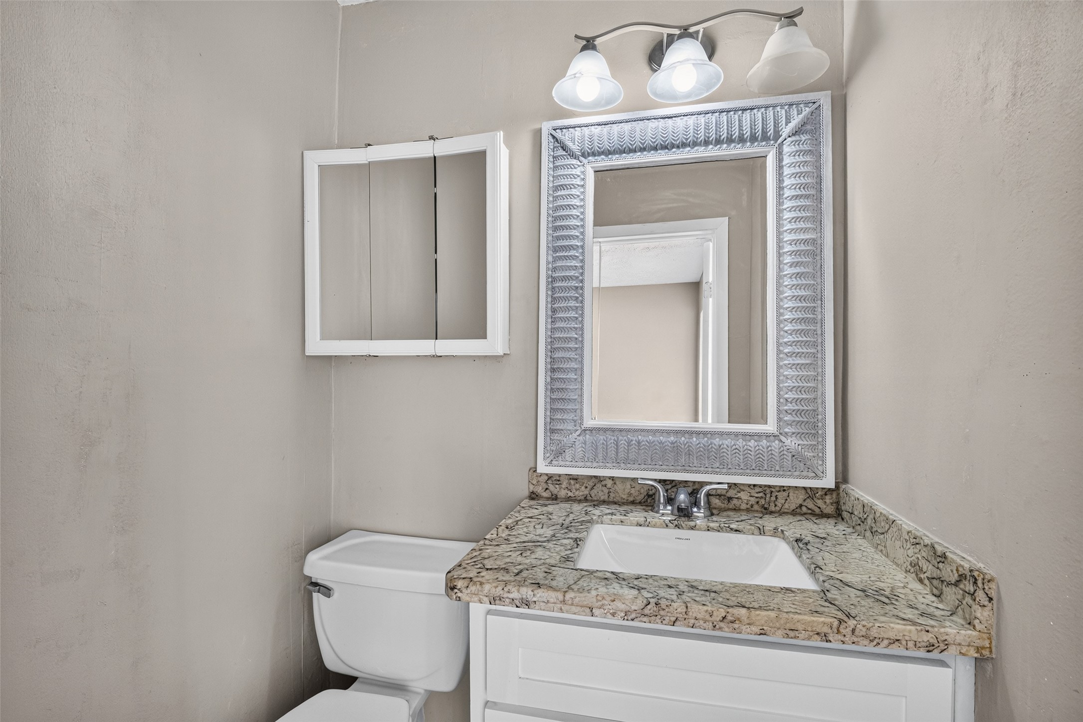 Half bathroom in bedroom 3