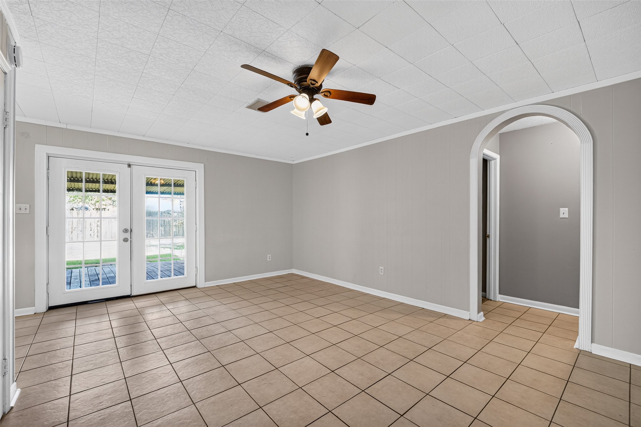 Spacious living area opens to breakfast nook and kitchen Spacious living area opens to breakfast nook and kitchen