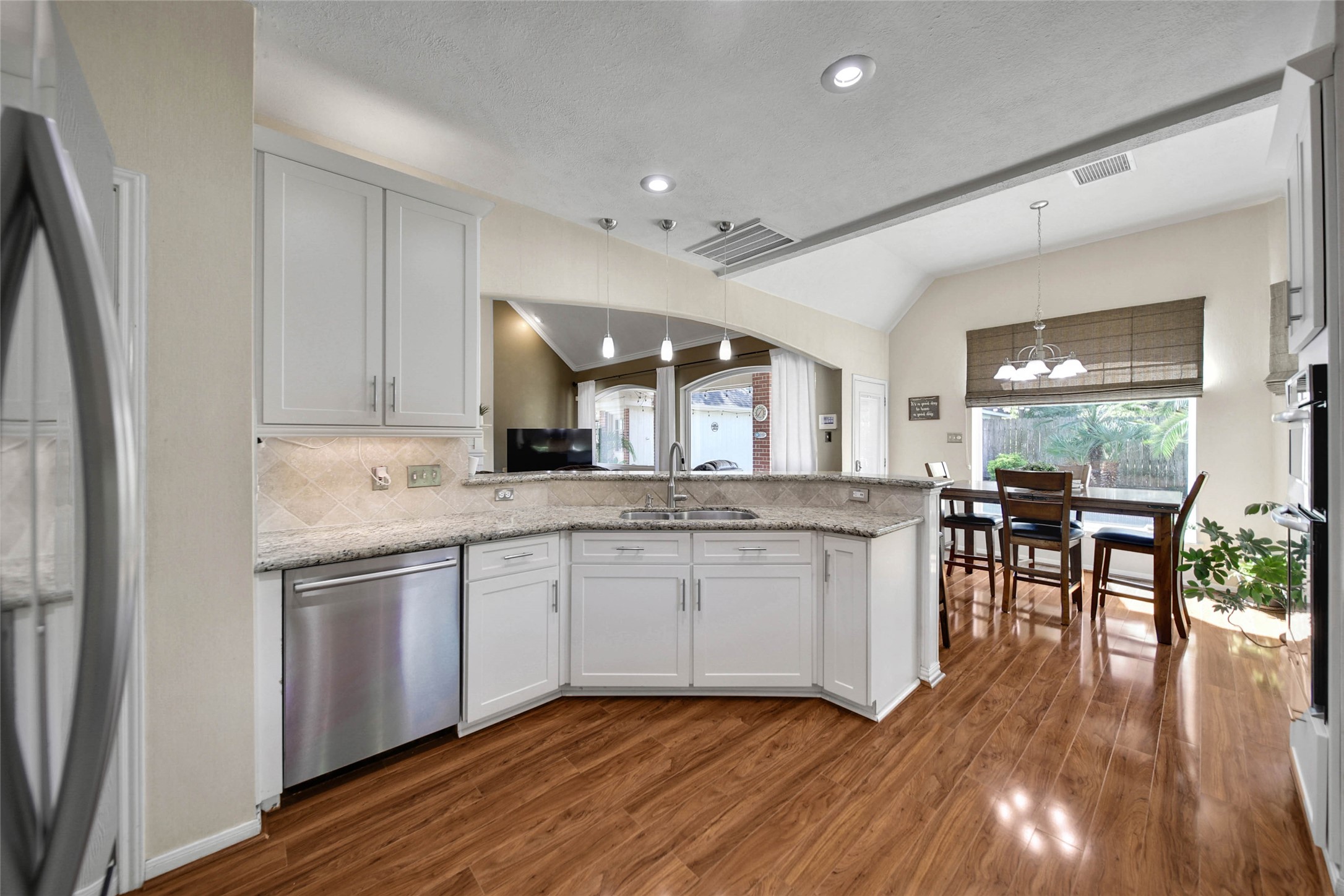 The kitchen is nice and neutral.