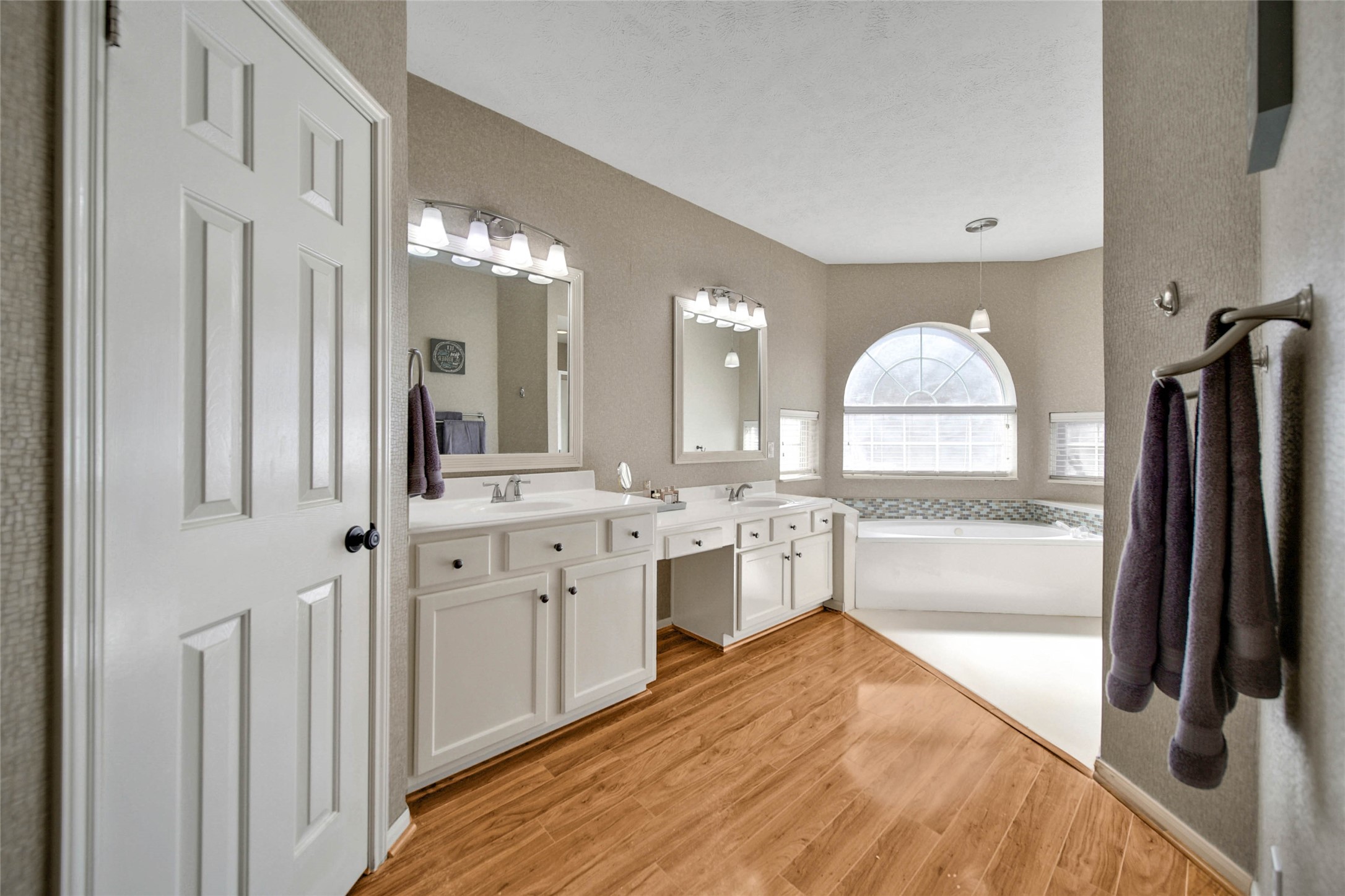 So much space in your primary bathroom ensuite!