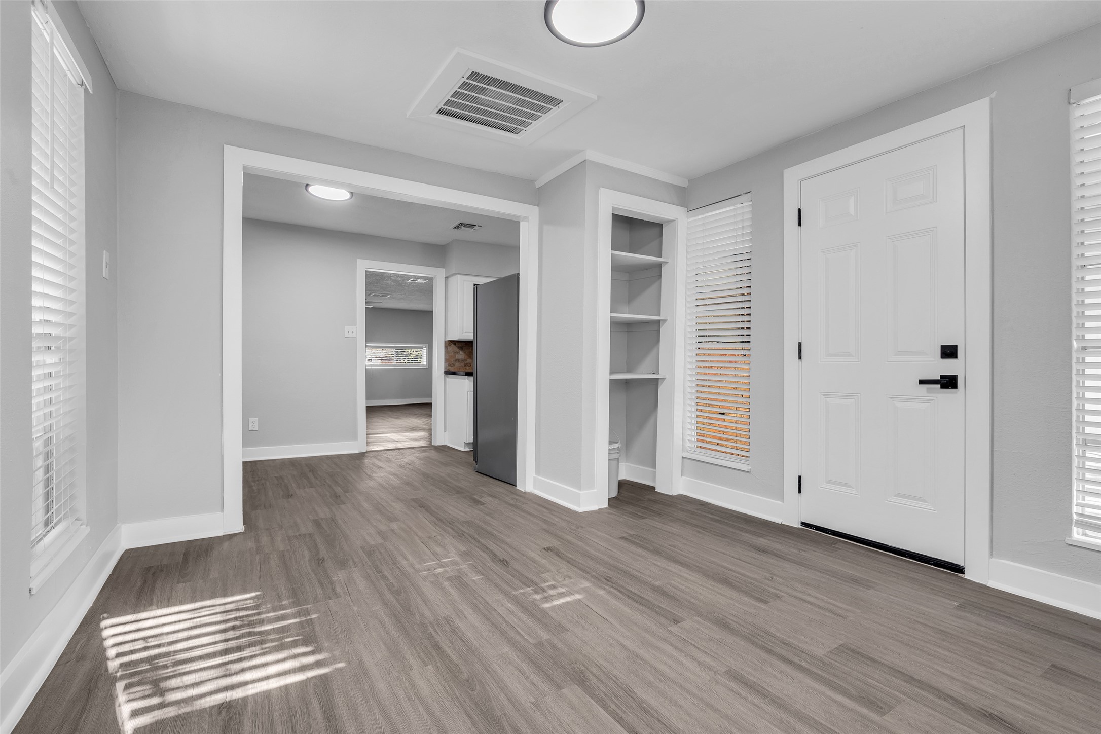 Built-in shelving keeps cookbooks and essentials close, with the kitchen right next door.
