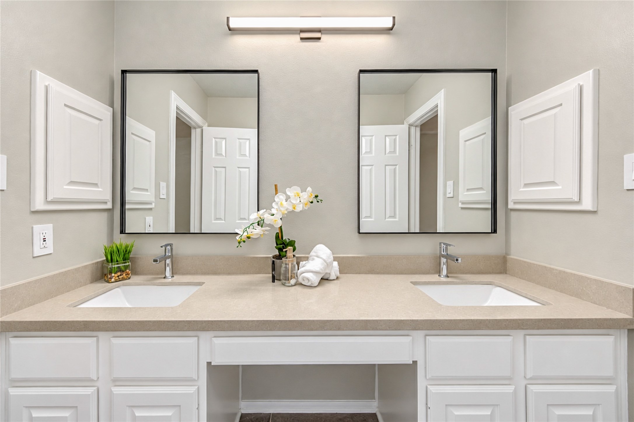 Making busy mornings a breeze! This beautifully renovated Hollywood bathroom connects two upstairs bedrooms and features dual sinks, elegant quartz countertops and stylish modern finishes. A thoughtfully designed space offering the perfect combination of convenience, privacy and everyday comfort!