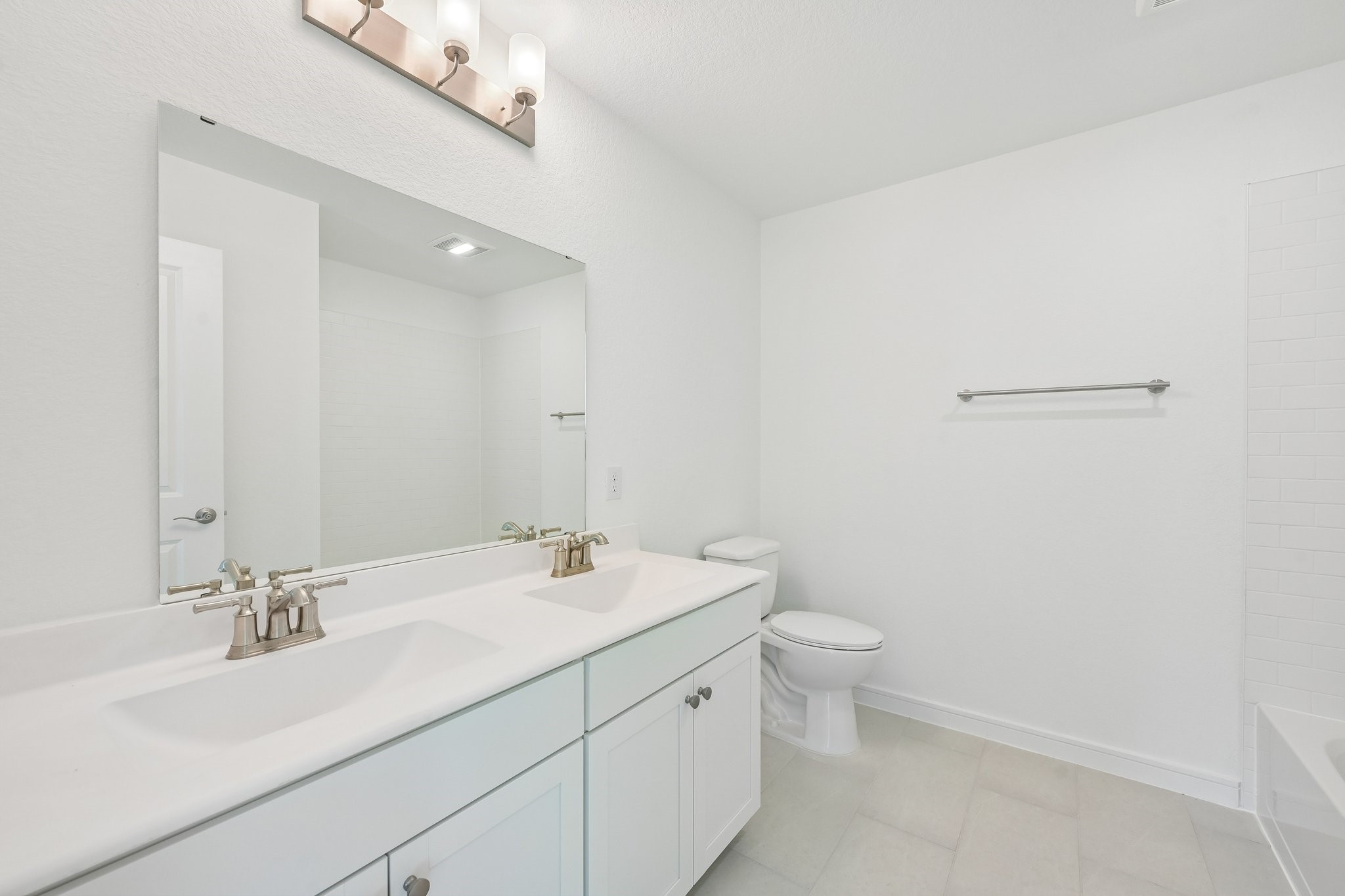 Hall bath (*Photo not of actual home and used for illustration purposes only.)