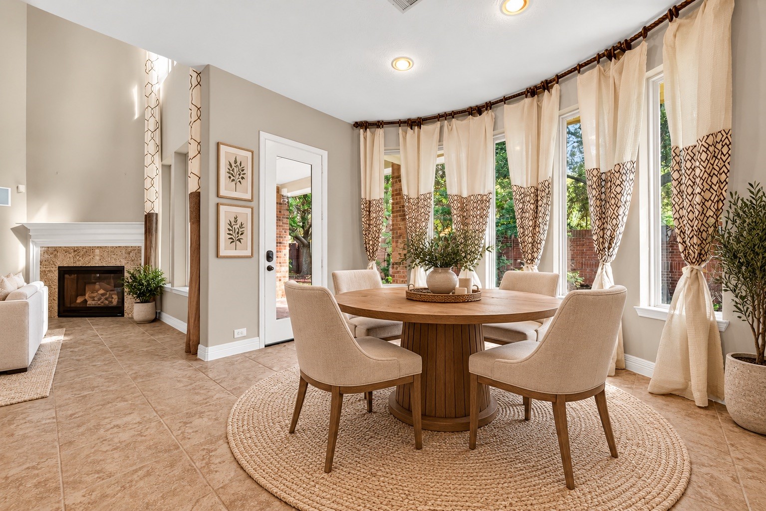*Virtually Staged* Dining area