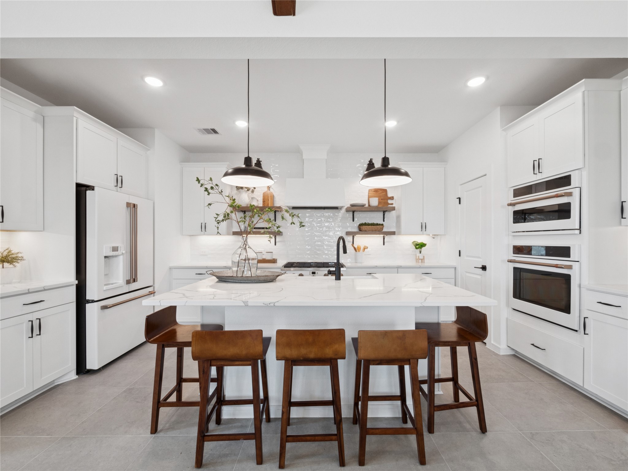 Gourmet island kitchen (*Photo not of actual home and used for illustration purposes only. Colors/finishes may differ from the ones currently selected in the home.)