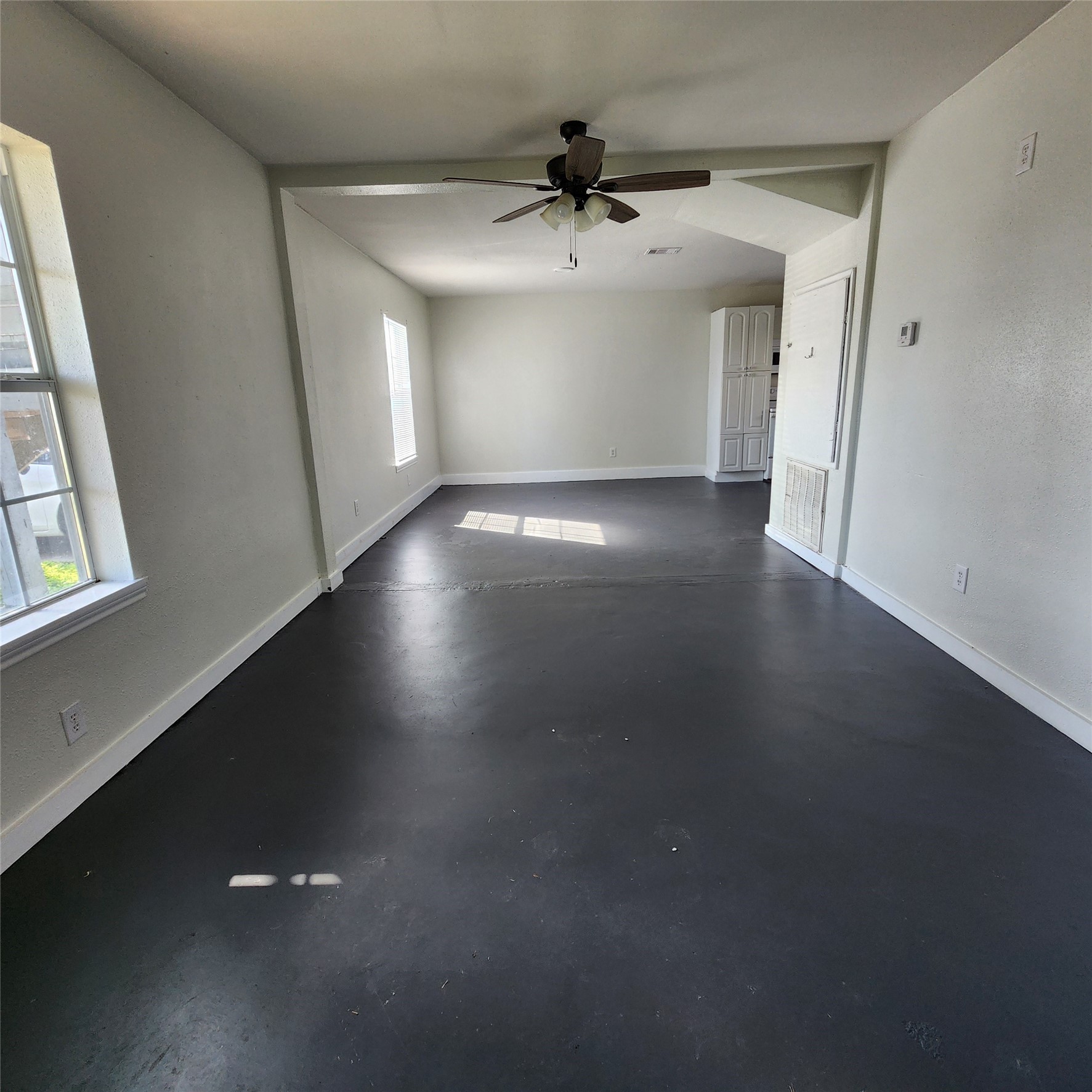 Spacious downstairs unit. WATER AND ELECTRIC INCLUDED. Spacious downstairs unit. WATER AND ELECTRIC INCLUDED.