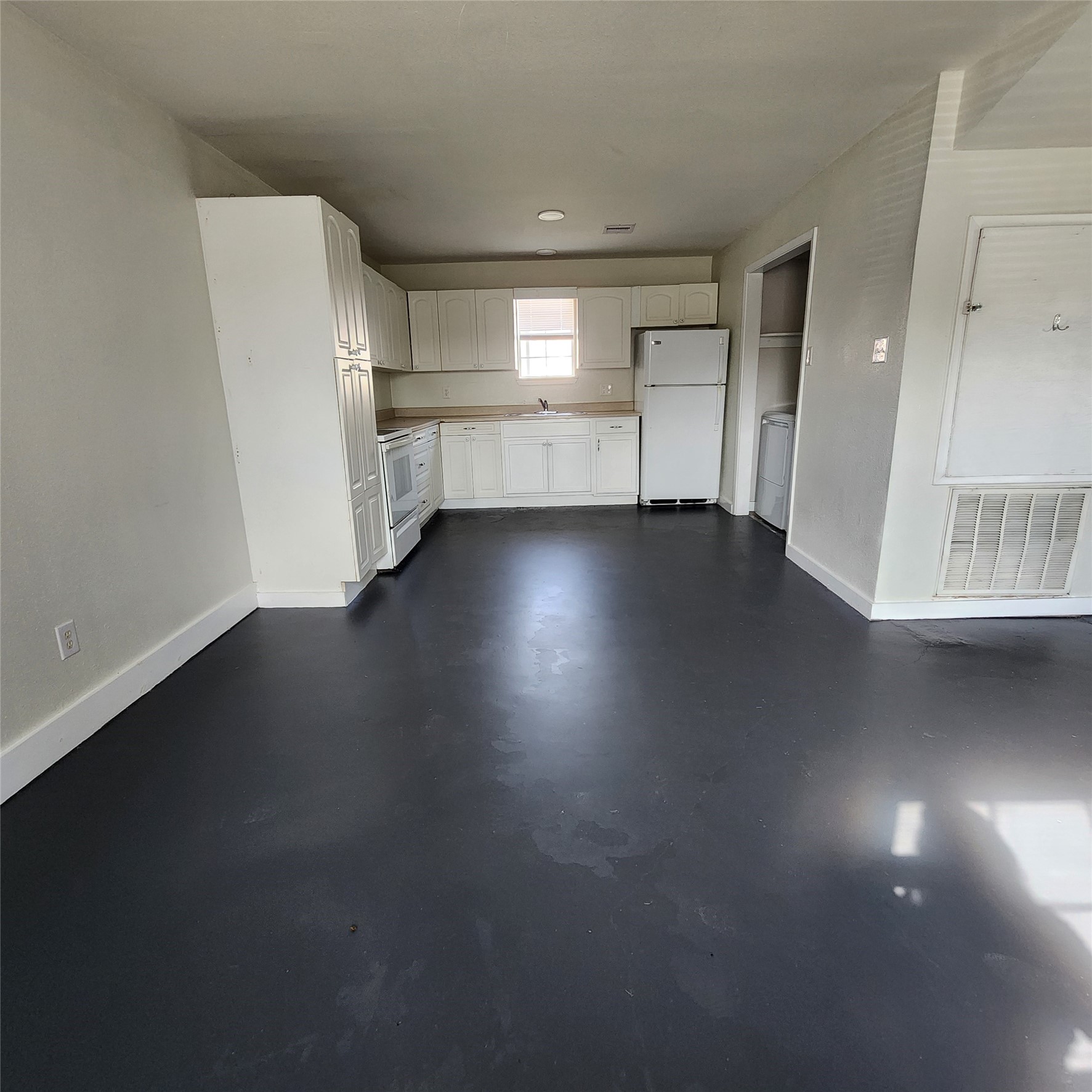 Large, bright kitchen. Large, bright kitchen.