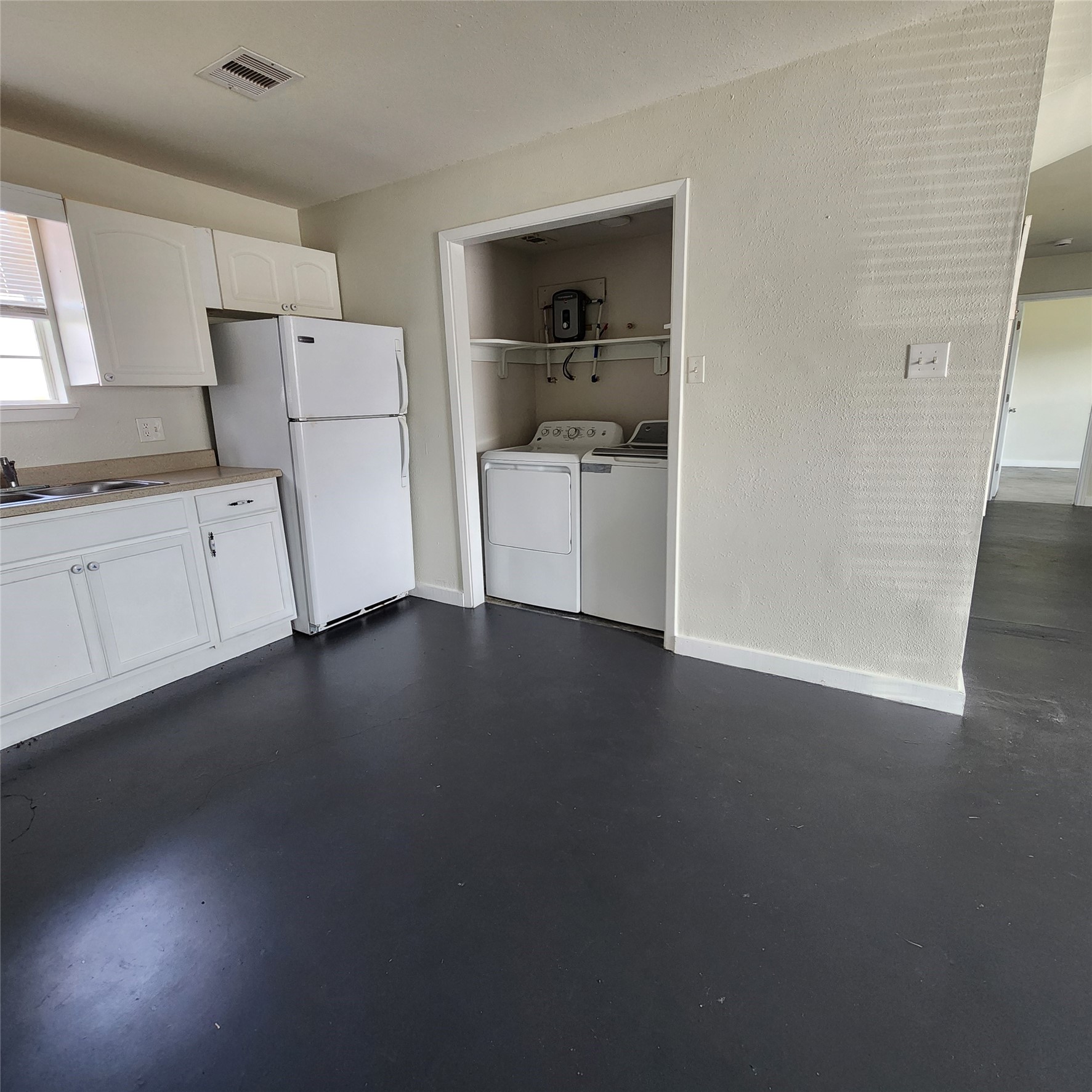 WASHER AND DRYER INCLUDED. TANKLESS WATER HEATER! WASHER AND DRYER INCLUDED. TANKLESS WATER HEATER!