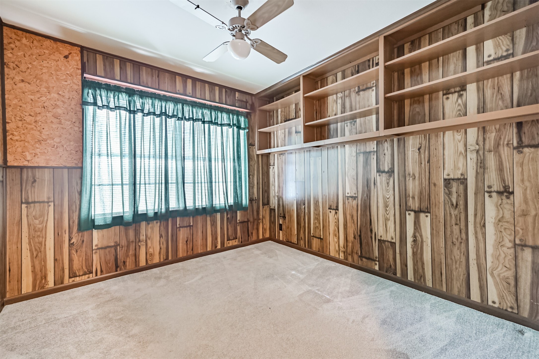 128 Forest Oaks Lane, Lake Jackson, TX 77566