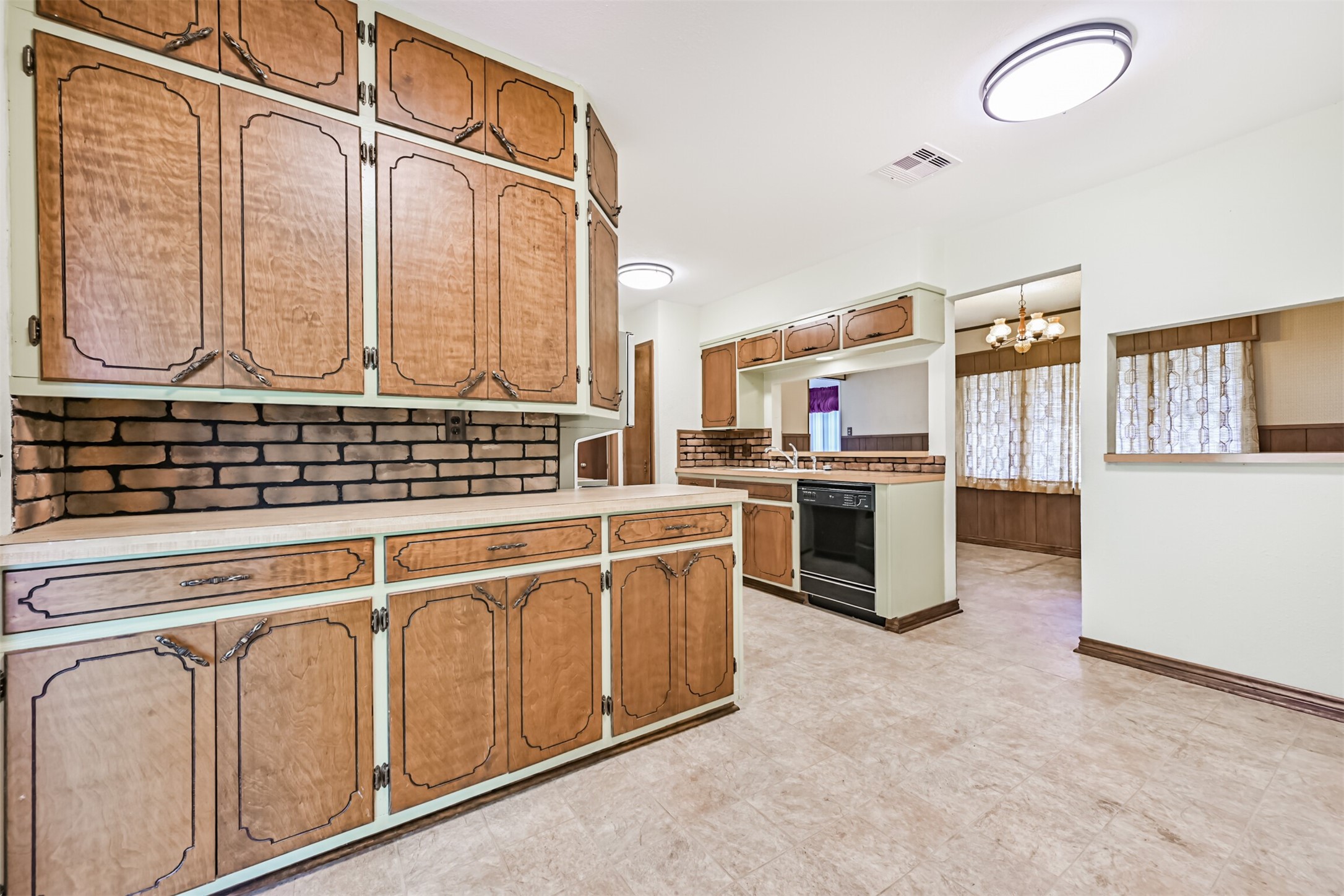 128 Forest Oaks Lane, Lake Jackson, TX 77566