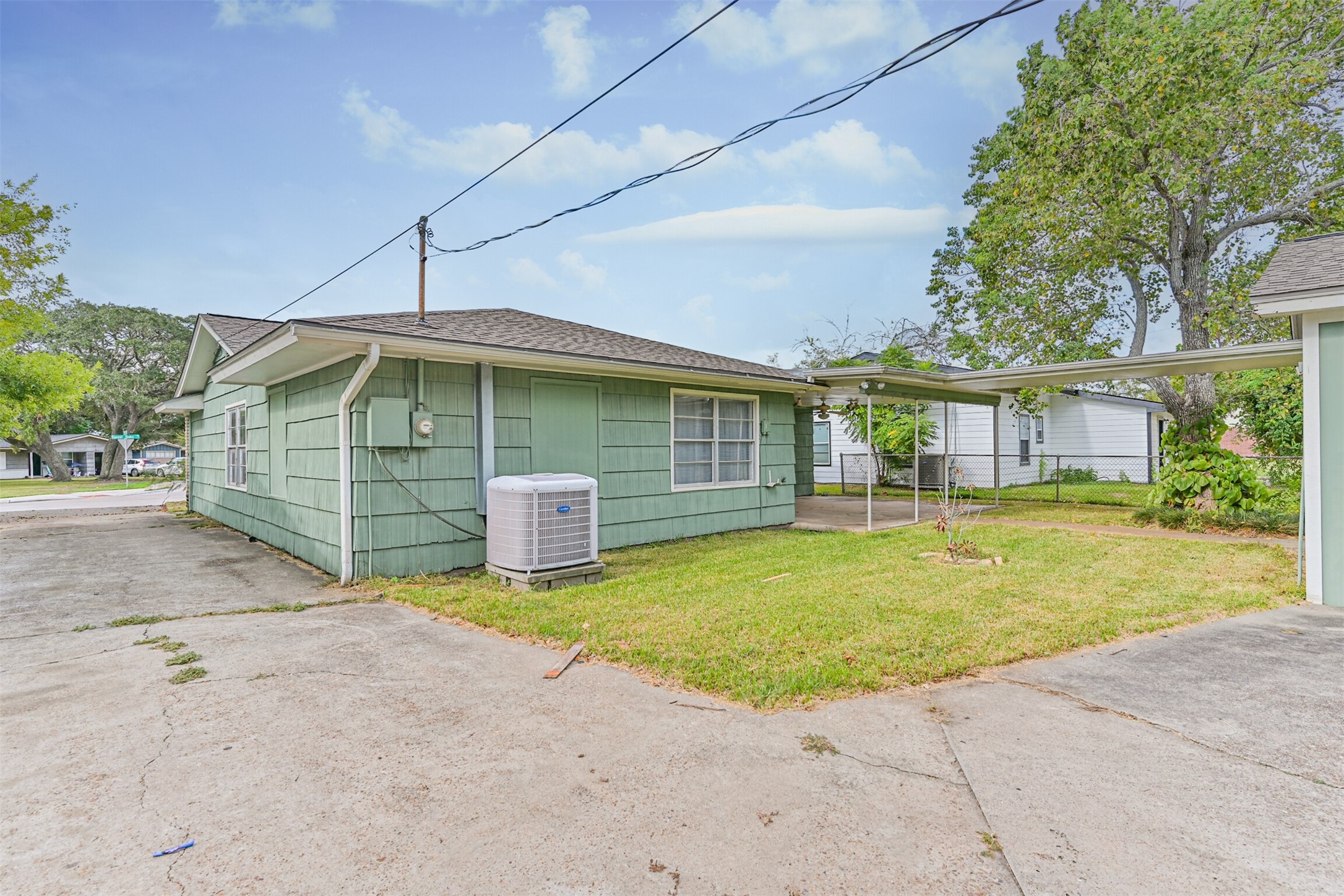 128 Forest Oaks Lane, Lake Jackson, TX 77566