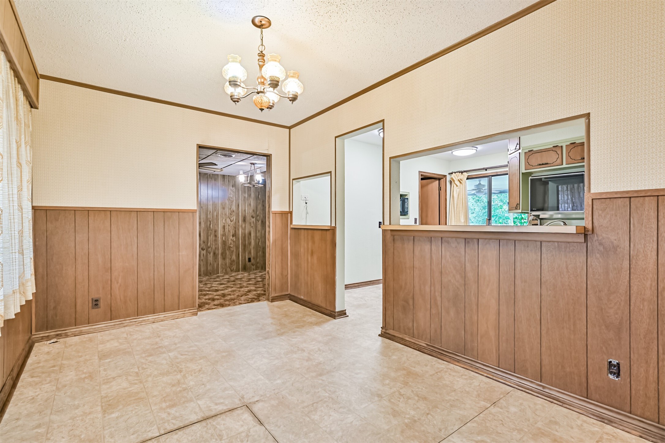 128 Forest Oaks Lane, Lake Jackson, TX 77566