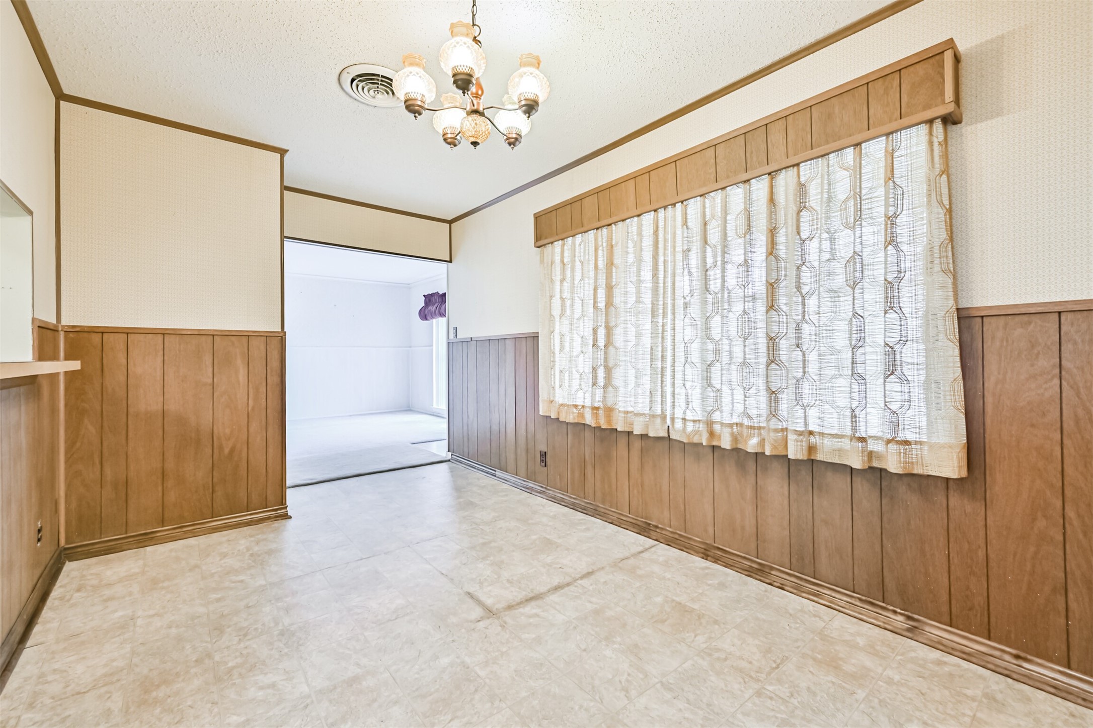 128 Forest Oaks Lane, Lake Jackson, TX 77566