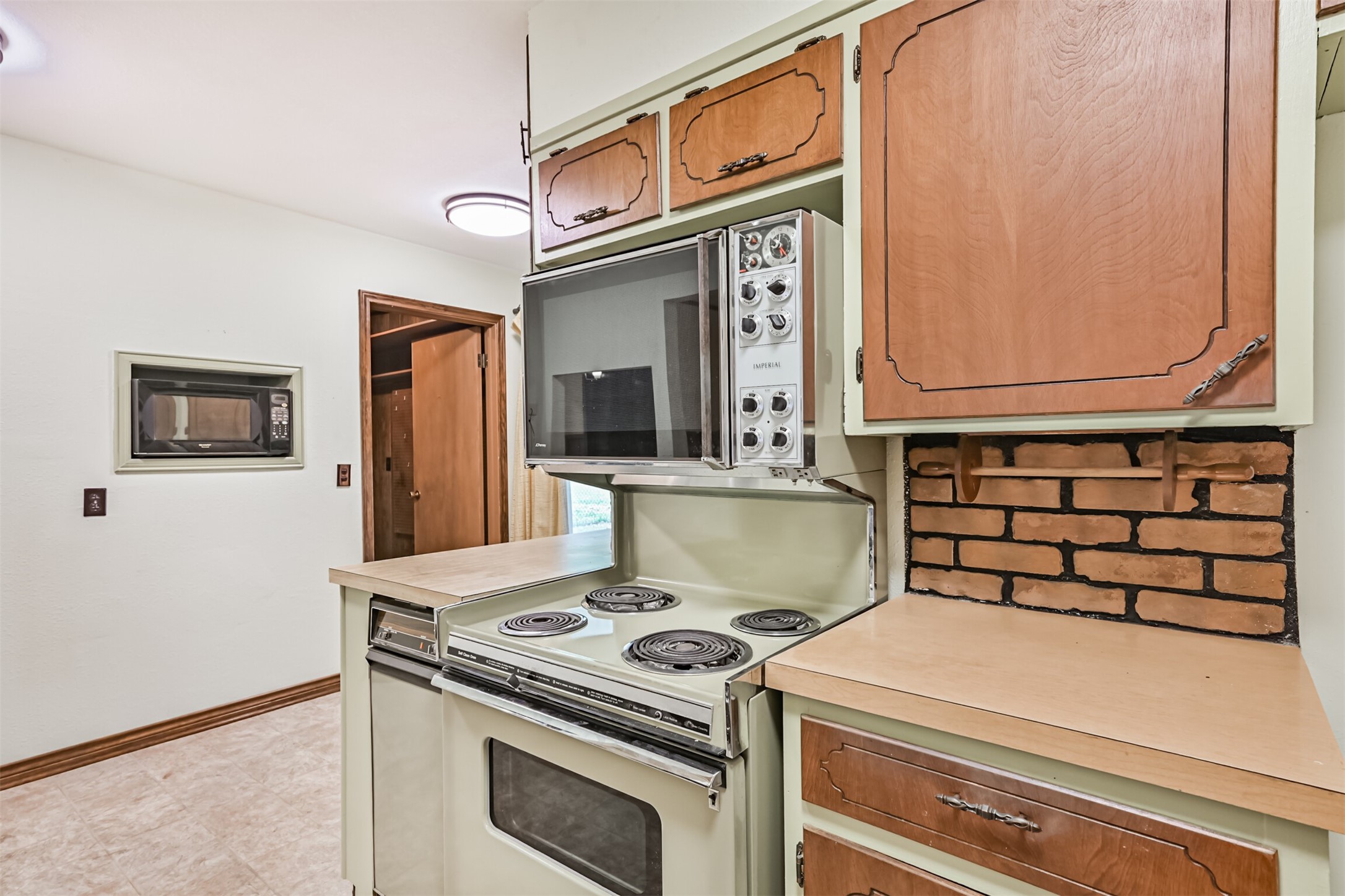 128 Forest Oaks Lane, Lake Jackson, TX 77566