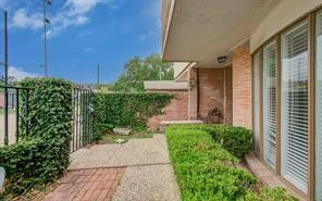 823 S Ripple Creek Drive, Houston, TX 77057