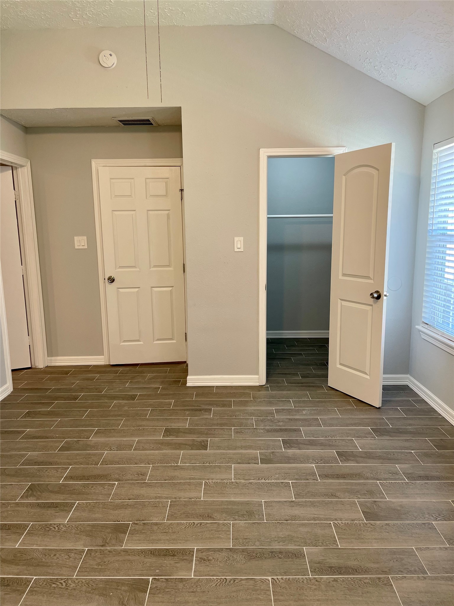 Masterbed with walk-in closet