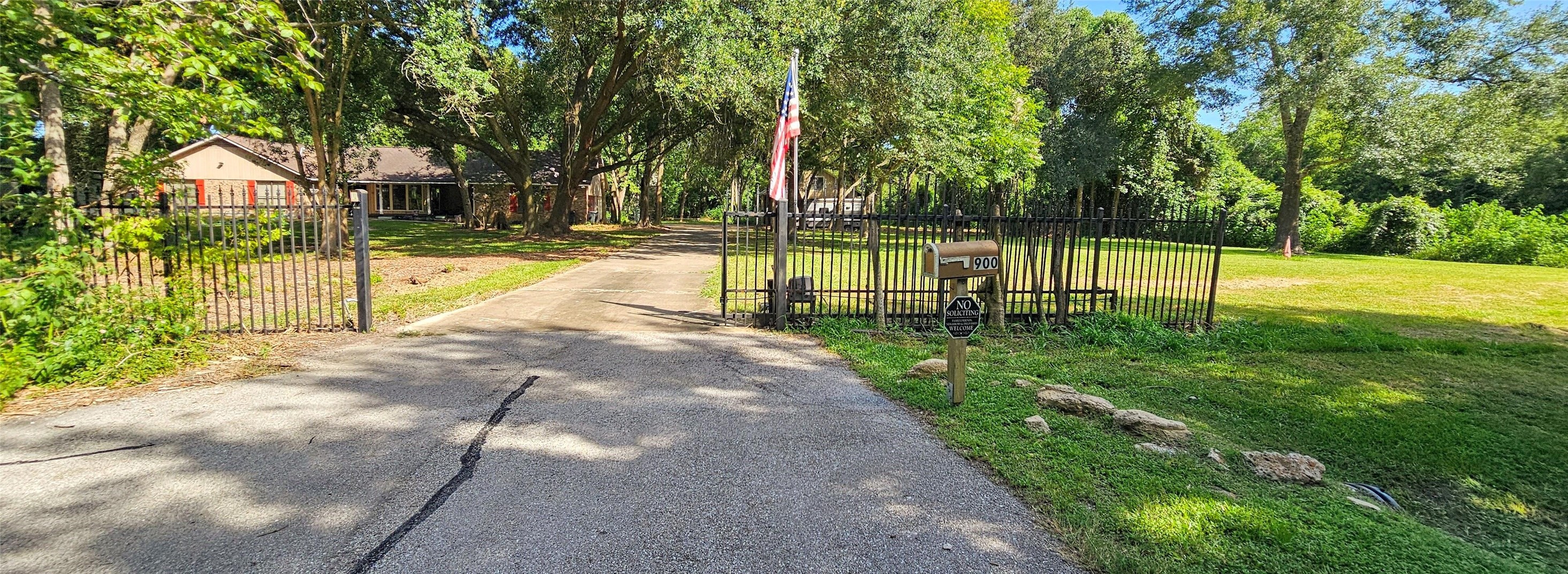 900 Bauer Avenue, League City, TX 77573 900 Bauer Avenue, League City, TX 77573