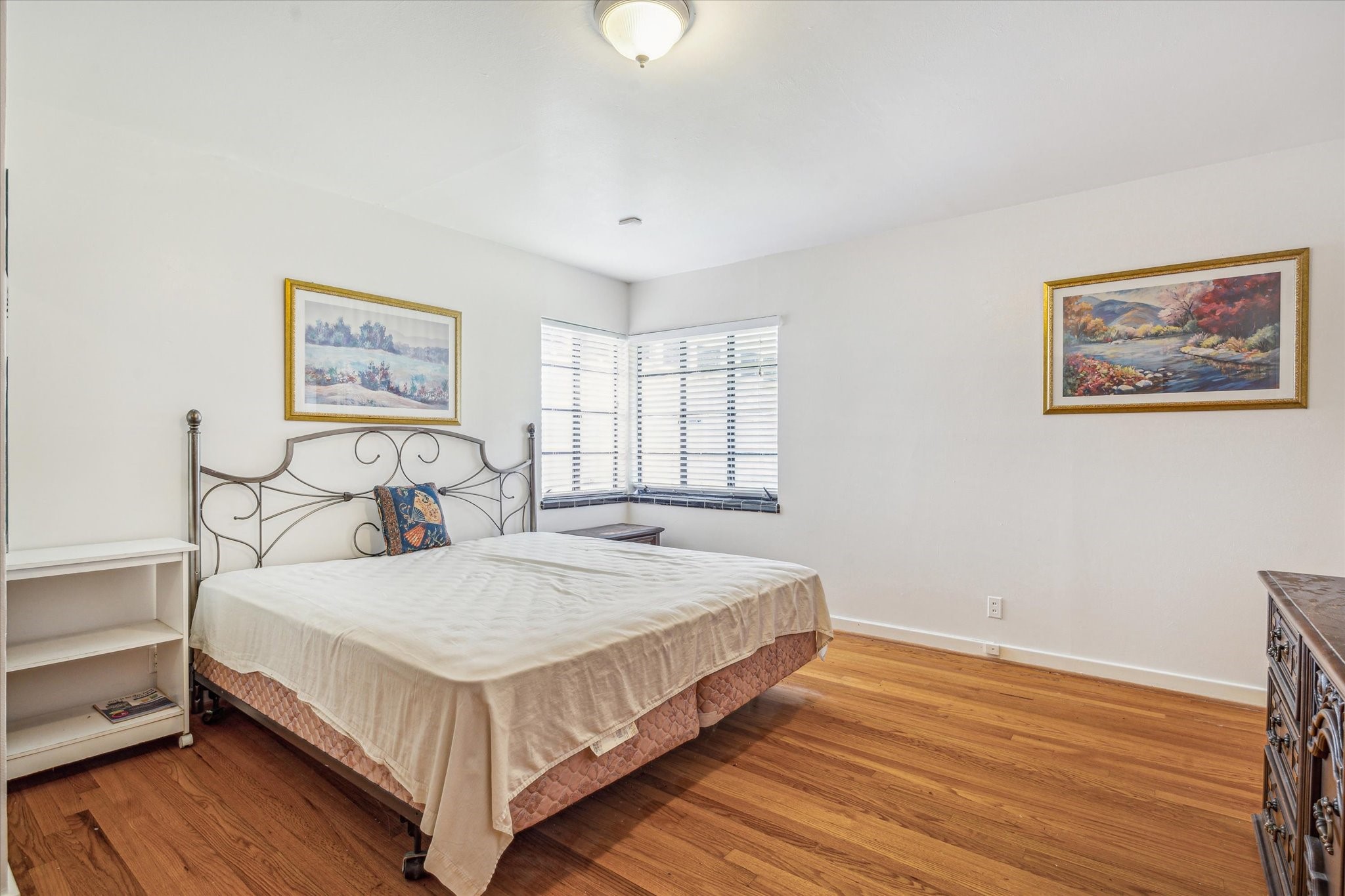 Large primary bedroom.