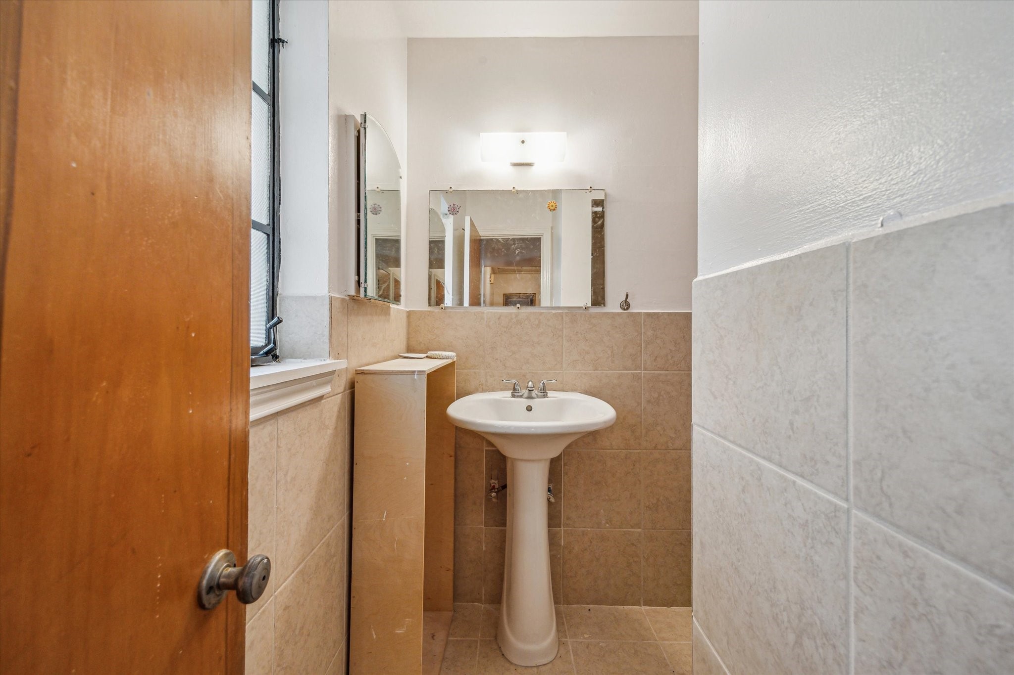 Great secondary full bathroom.