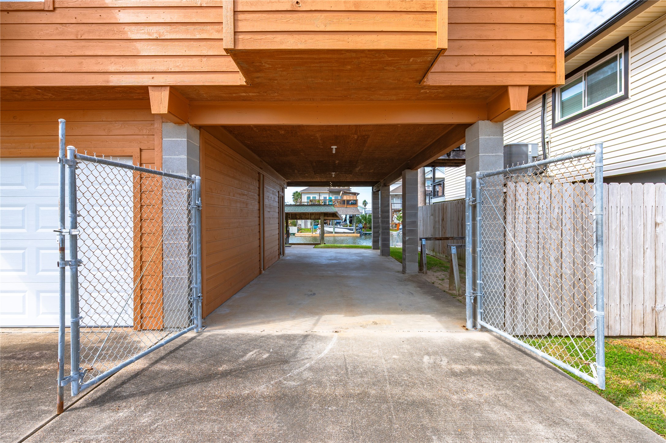 582 Warsaw Street, Bayou Vista, TX 77563