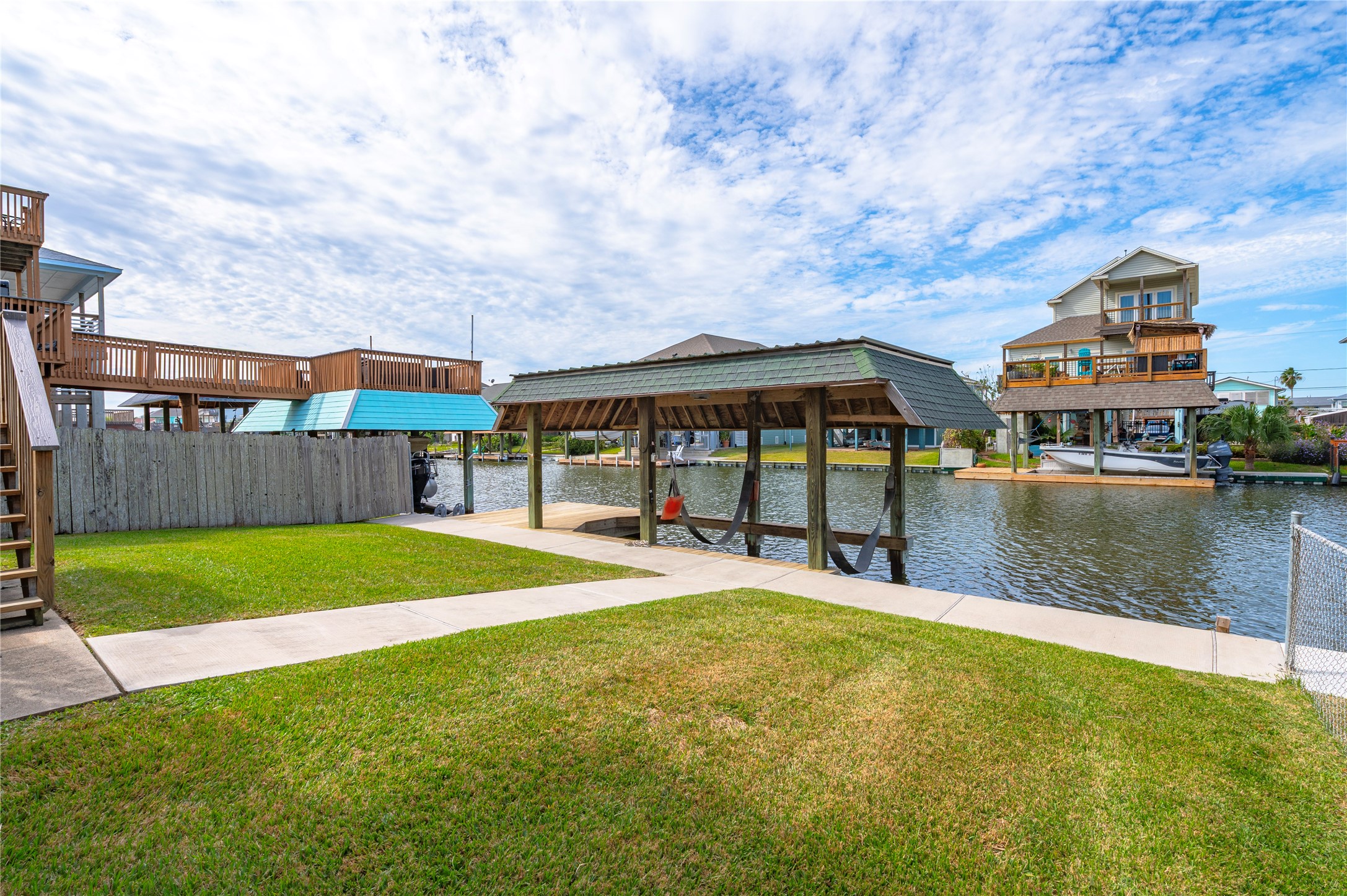 582 Warsaw Street, Bayou Vista, TX 77563